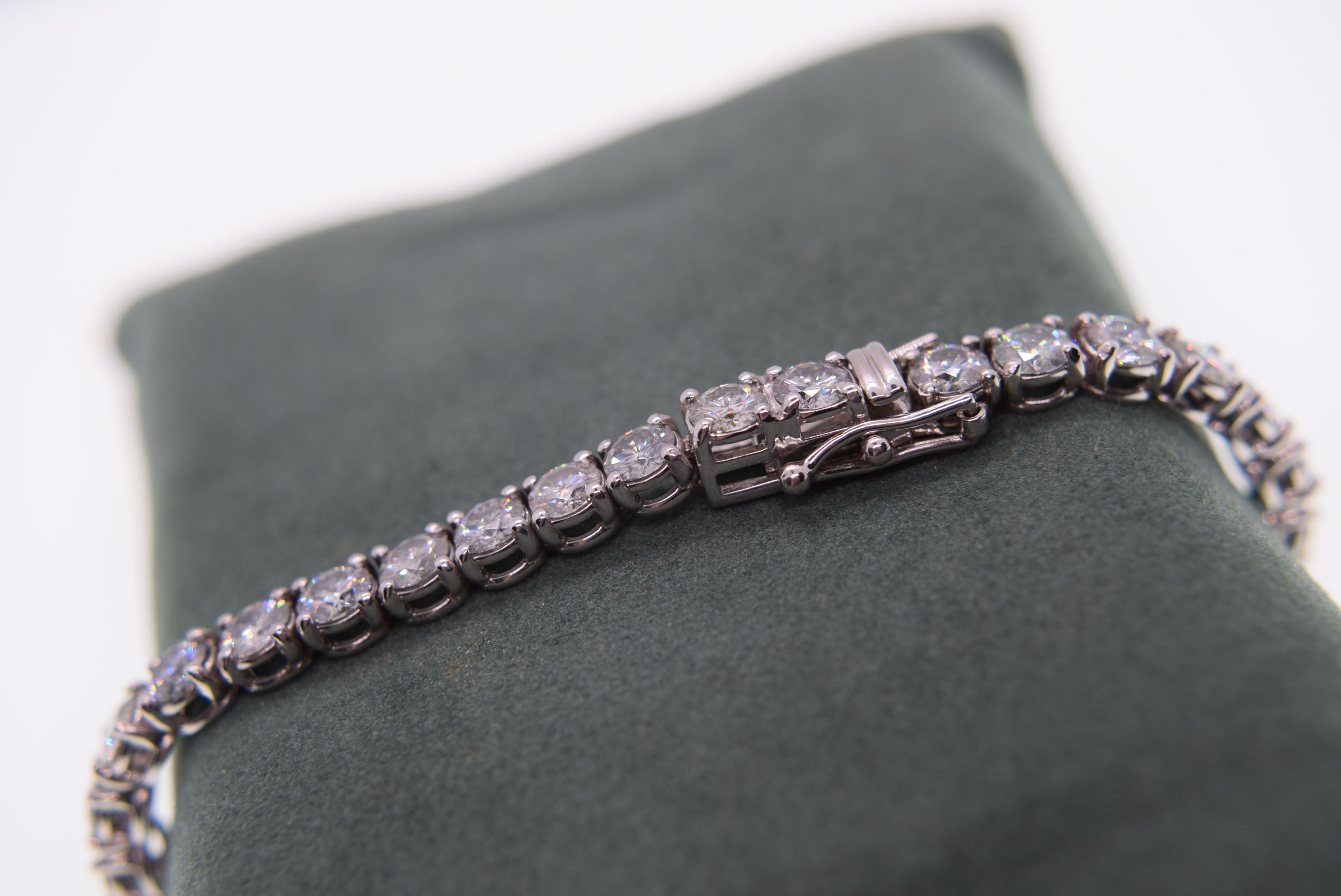 18K WHITE GOLD TENNIS BRACELET (APPROX. 14.00CT MOISSANITES) - WEIGHT: 18.4 GRAMS - Image 2 of 4