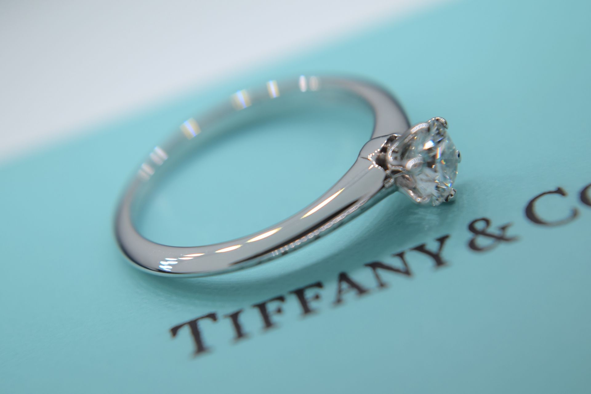 *HARRODS* TIFFANY & CO PLATINUM VVS2 DIAMOND SOLITAIRE RING "THE TIFFANY SETTING®" - BOX & CERT - Image 11 of 17