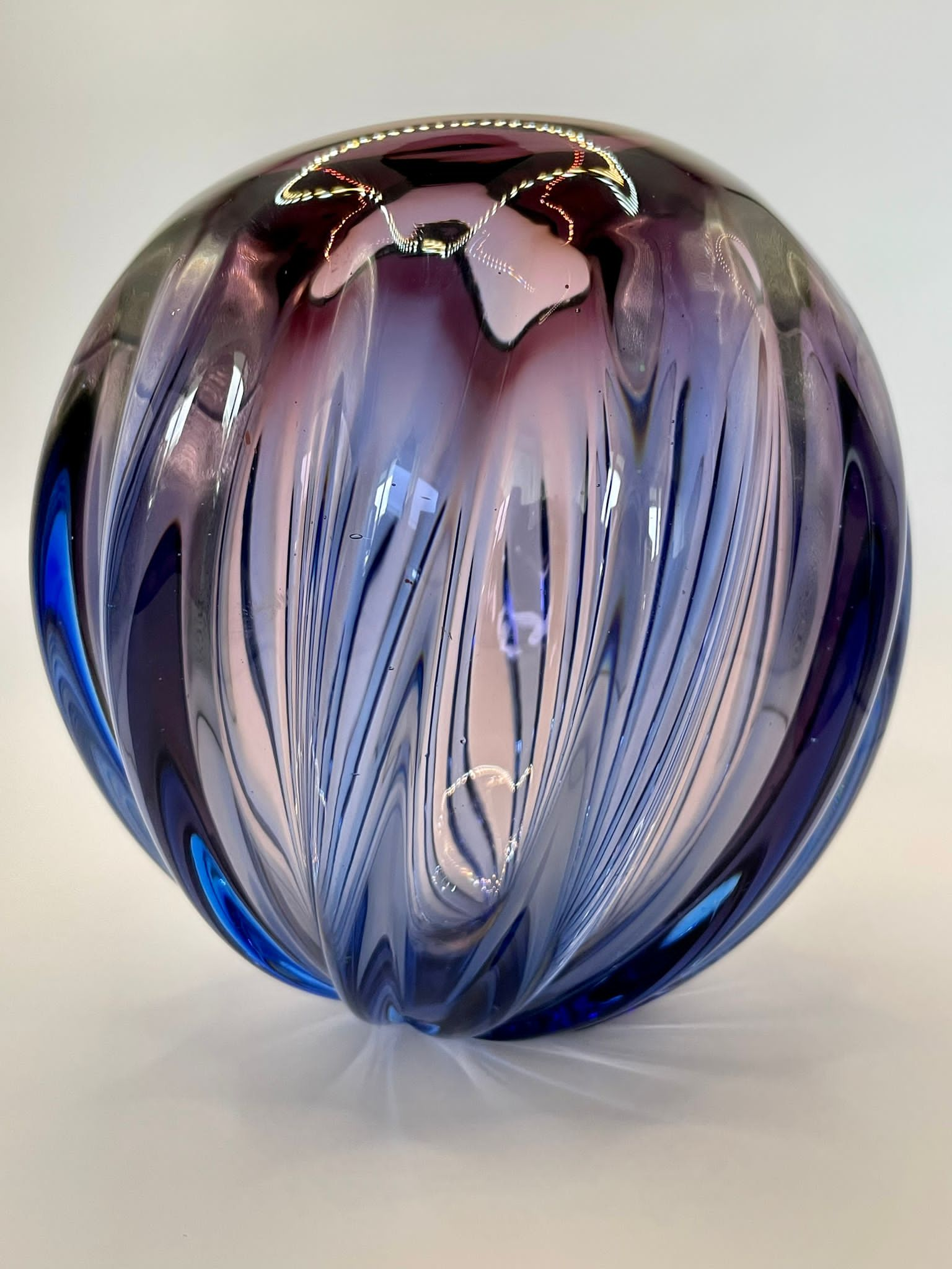 RARE SEGUSO VETRI D'ARTE MURANO SHADED RIBBED GLASS VASE IN 2 COLOURS - Image 9 of 10