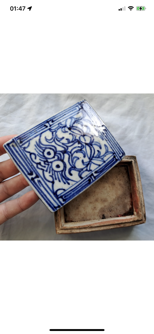 19TH CENTURY BLUE AND WHITE CHINESE LIDDED POT