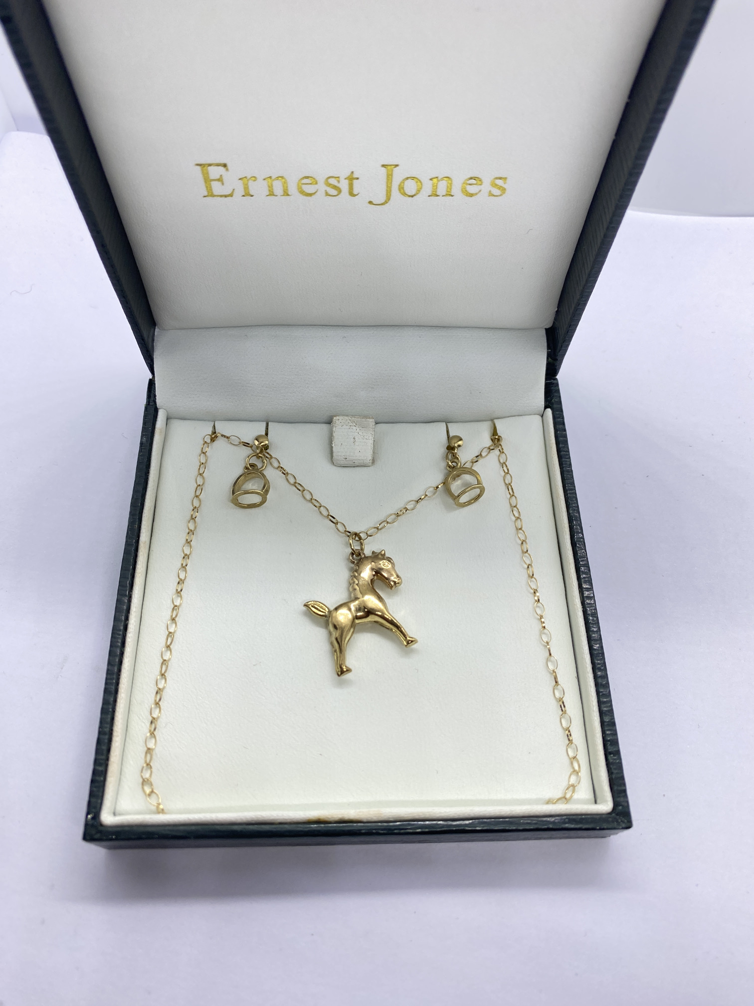 9ct YELLOW GOLD HORSE PENDANT & CHAIN WITH STIRRUP EARRINGS 