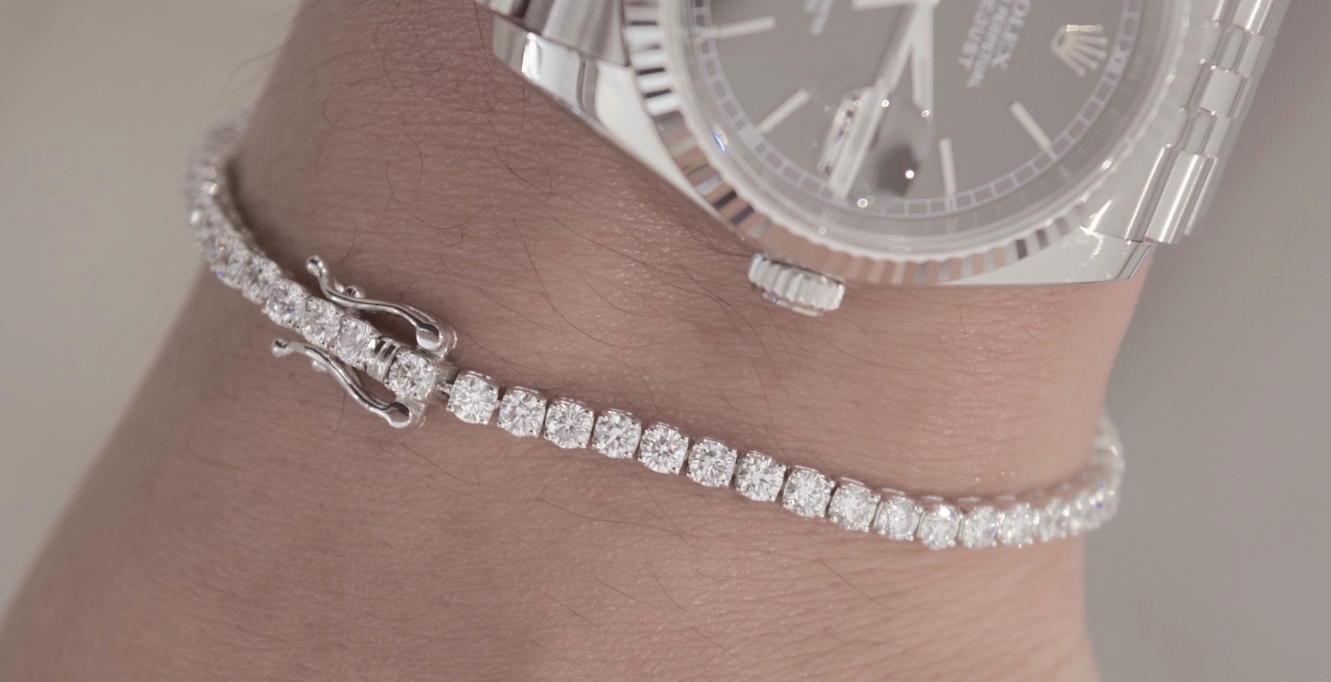 *STUNNING* 5.69CT *VVS/ E-F* DIAMOND BRILLIANT CUT 18CT WHITE GOLD TENNIS BRACELET (£18,950.00 CERT) - Image 10 of 12