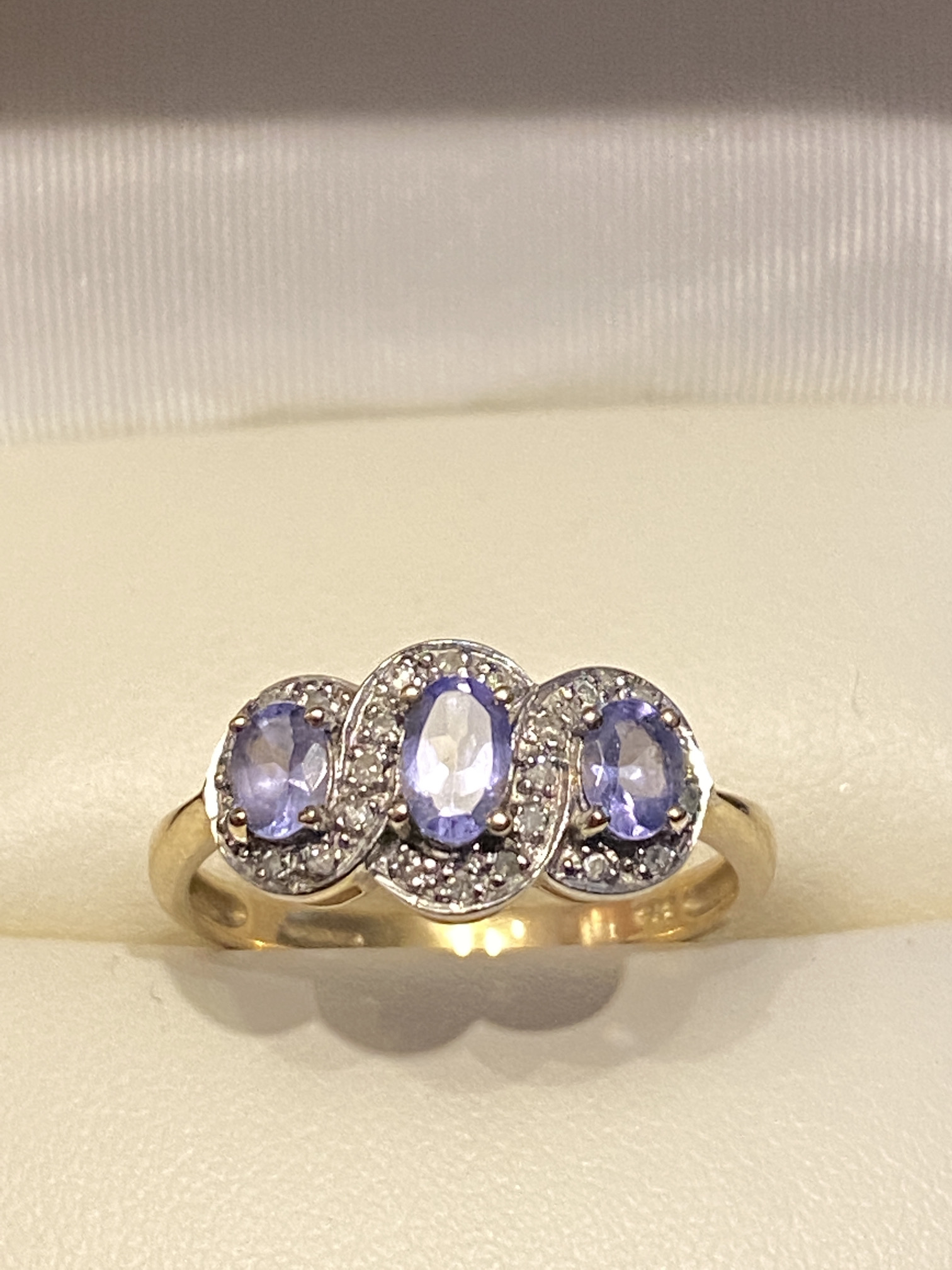 9ct GOLD 3 STONE TANZANITE & DIAMOND TRIPLE DAISY RING