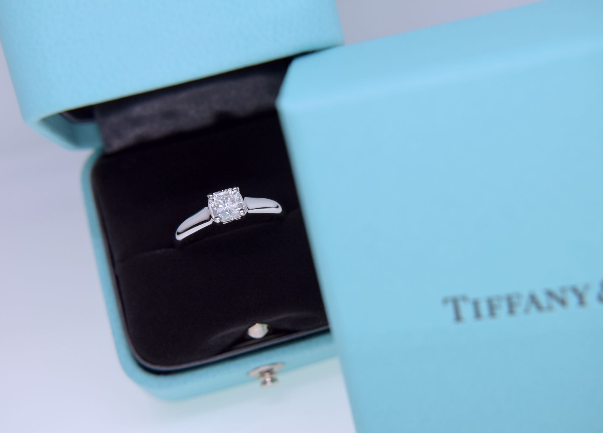 BEAUTIFUL DIAMOND TIFFANY & CO. "LUCIDA" VVS PLATINUM SOLITAIRE (BOX & DIAMOND CERT £9,995.00) - Image 4 of 18