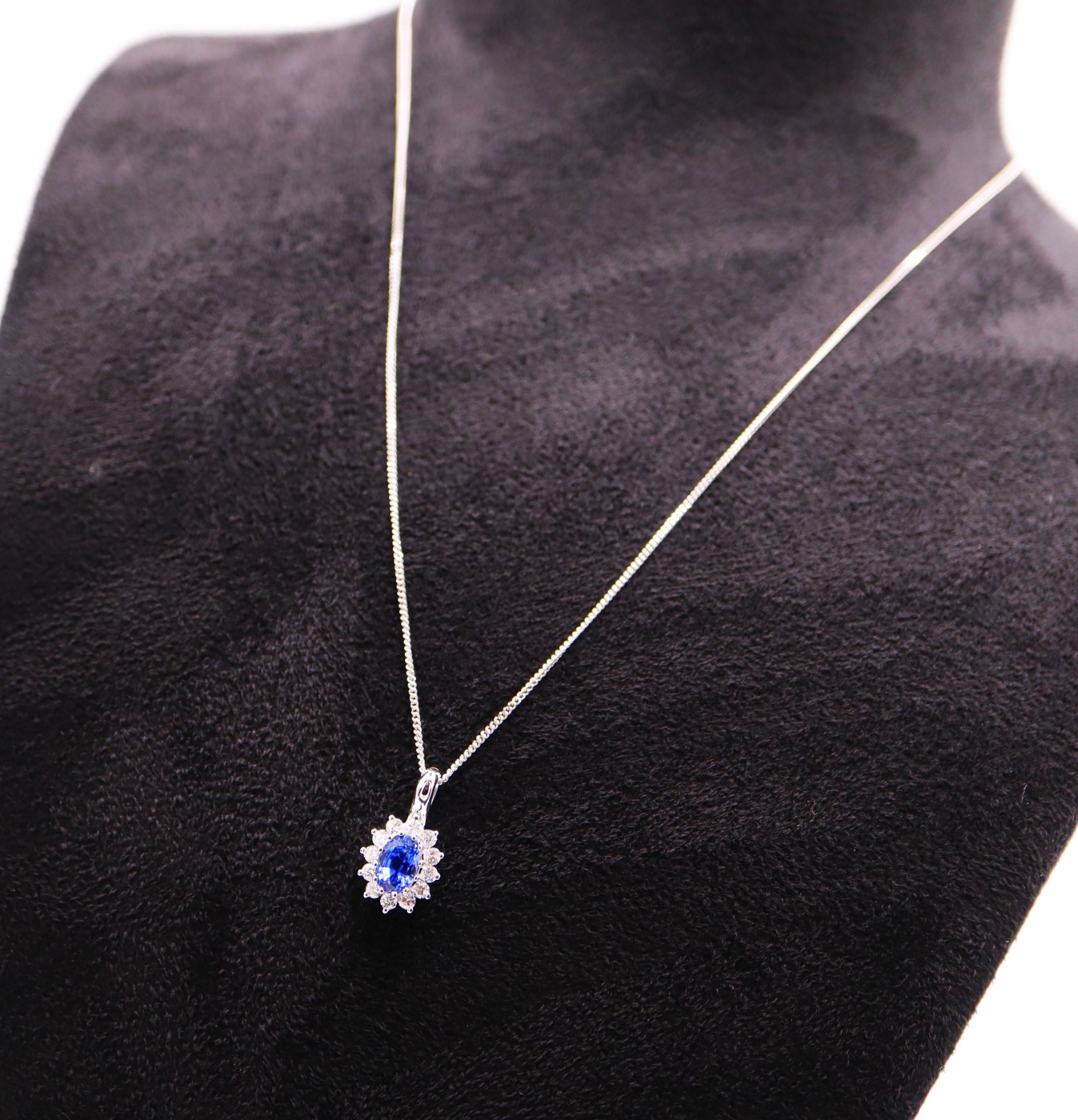 18CT WHITE GOLD - 'VELVET BLUE' SAPPHIRE & DIAMOND 'HALO' PENDANT - Image 3 of 9