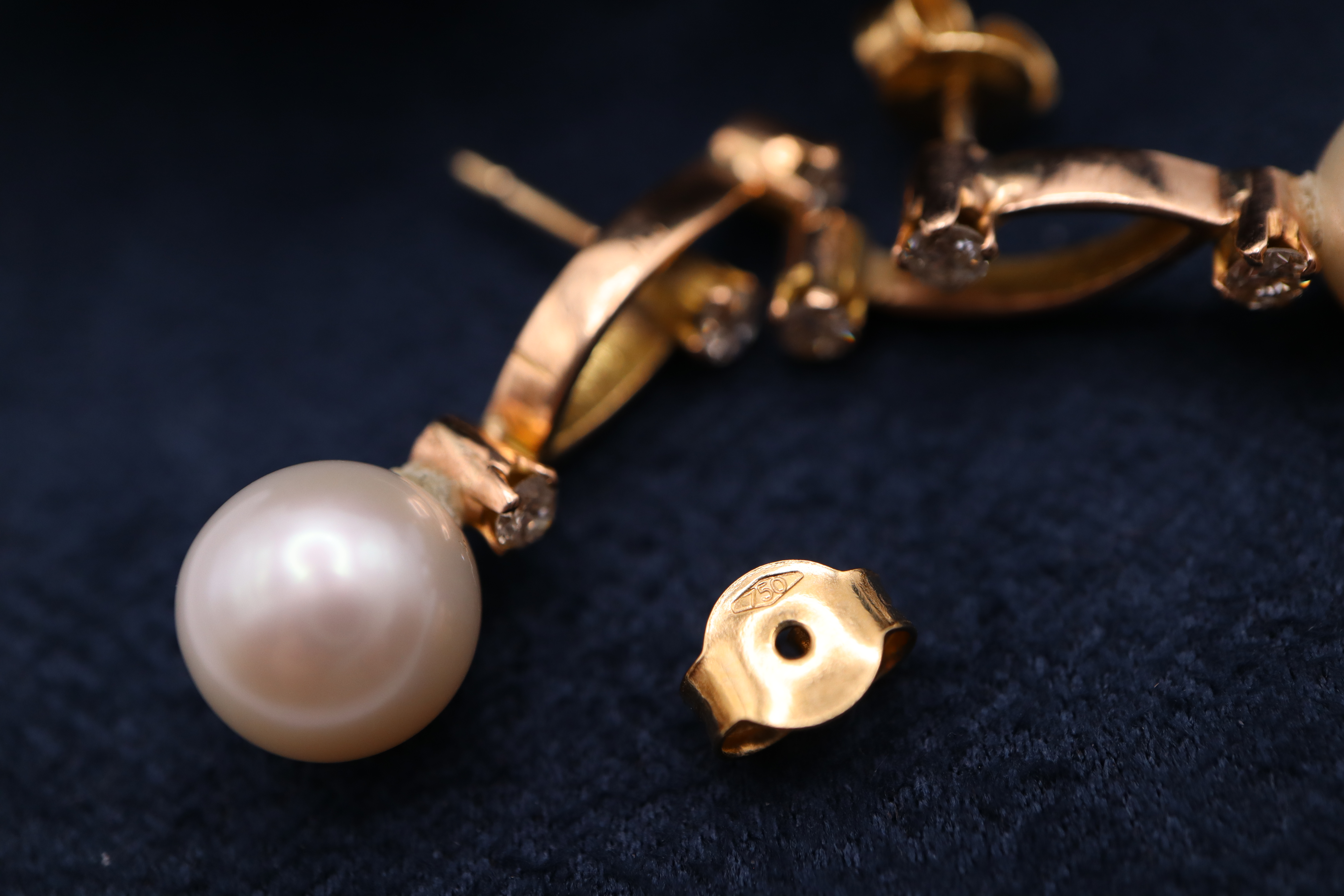 18K GOLD DIAMOND & PEARL EARRINGS - Image 3 of 3