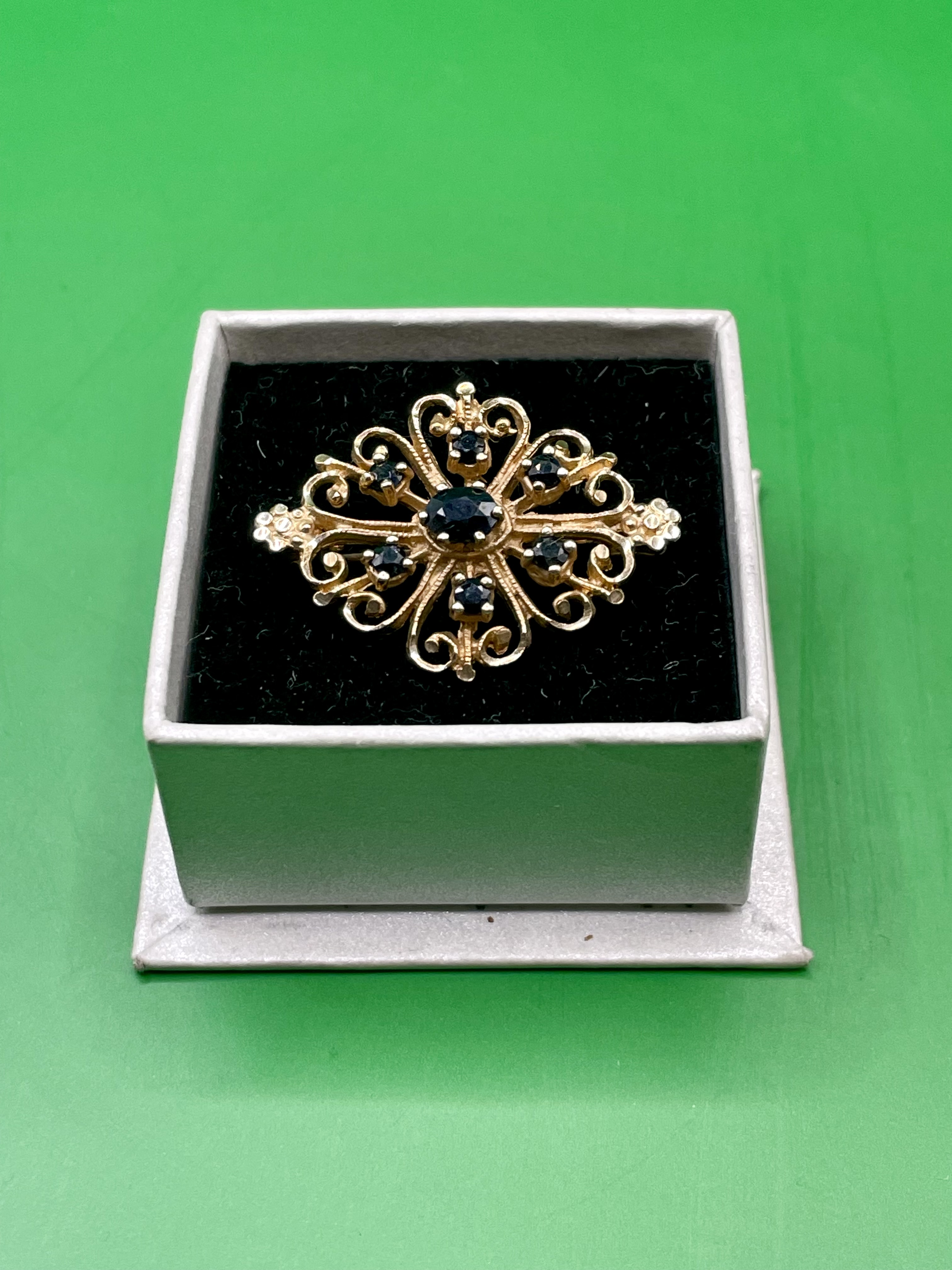 Victorian brooch Set with 7 Sapphire in lovely condition - Yellow metal tested as at least 9ct gold - Image 3 of 5