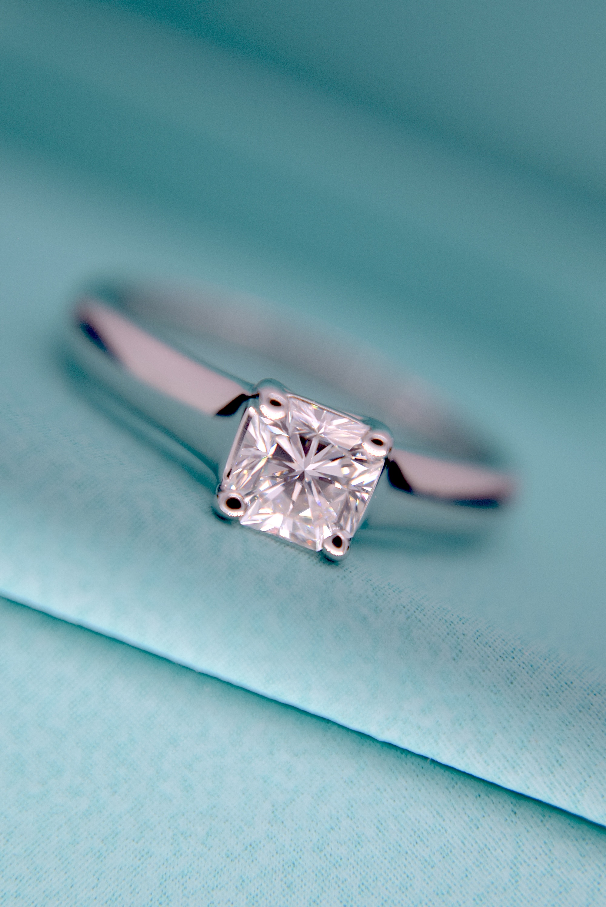 BEAUTIFUL DIAMOND TIFFANY & CO. "LUCIDA" VVS PLATINUM SOLITAIRE (BOX & DIAMOND CERT £9,995.00) - Image 5 of 18