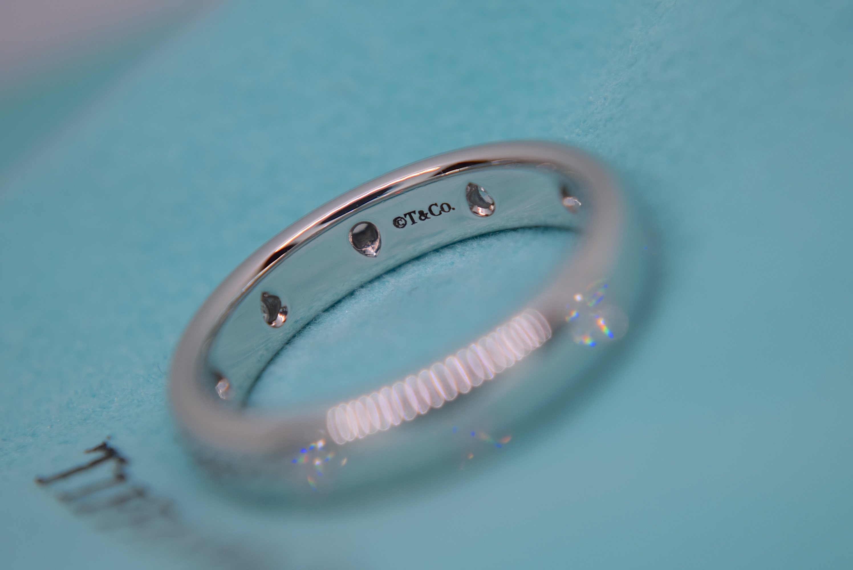 VVS TIFFANY & CO. PLATINUM "ETOILE" DIAMOND BAND RING (BOXED & DIAMOND CERT £3,995.00) - Image 4 of 10