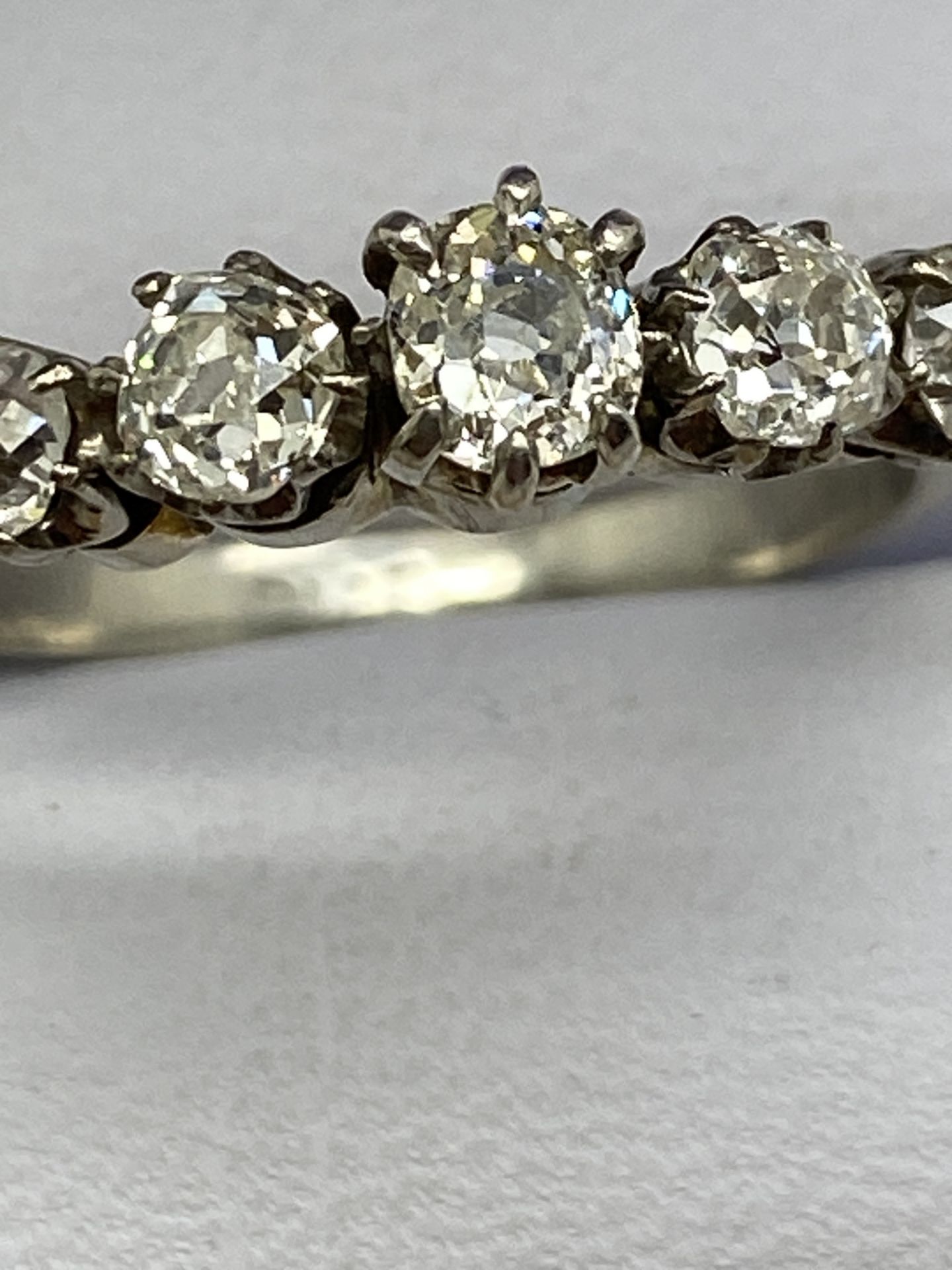 18ct GOLD/PLATINUM MID 20th CENTURY 5 STONE DIAMOND RING VS2-SI2 - H/I & K-L - Image 6 of 6