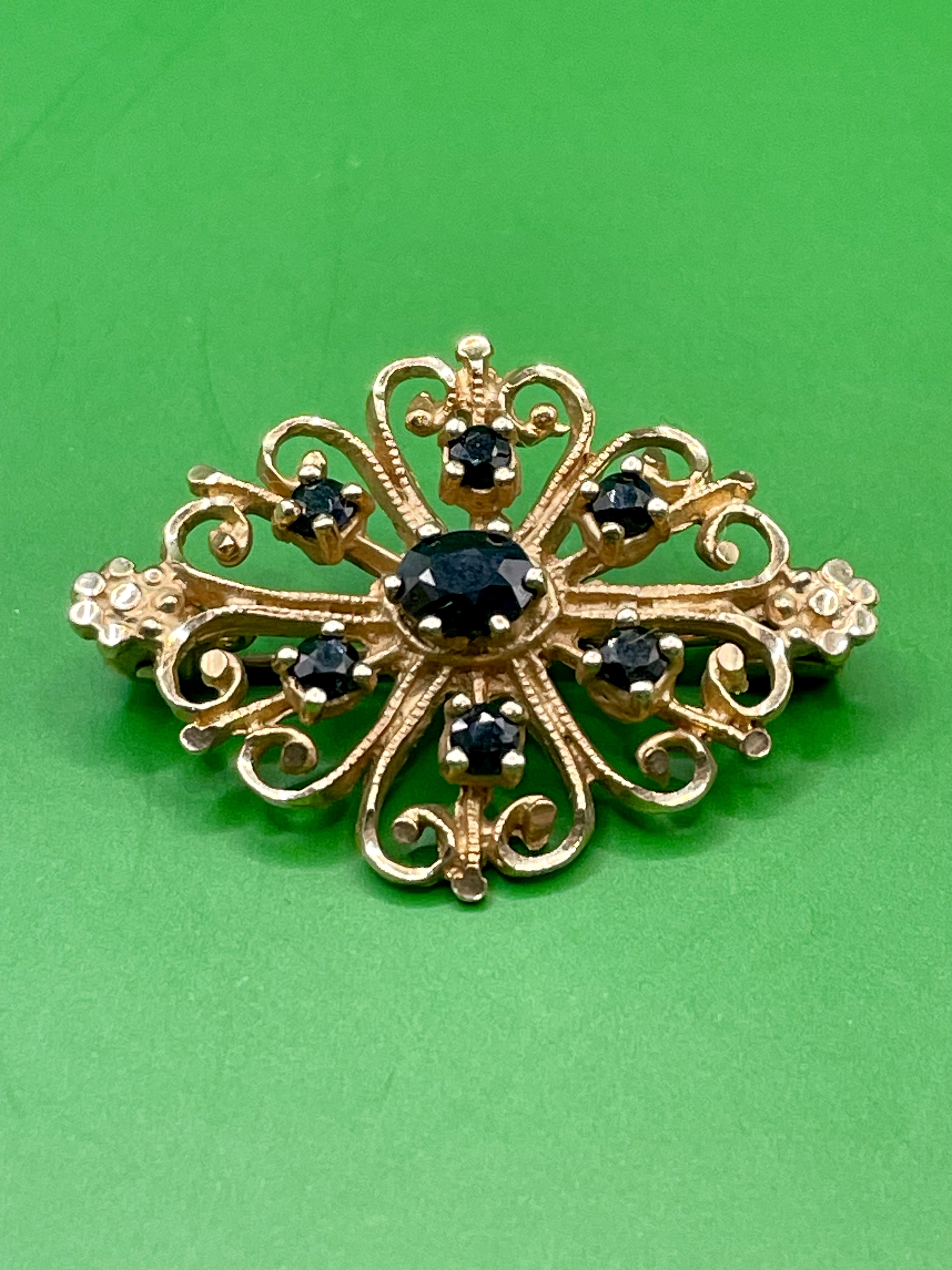 Victorian brooch Set with 7 Sapphire in lovely condition - Yellow metal tested as at least 9ct gold