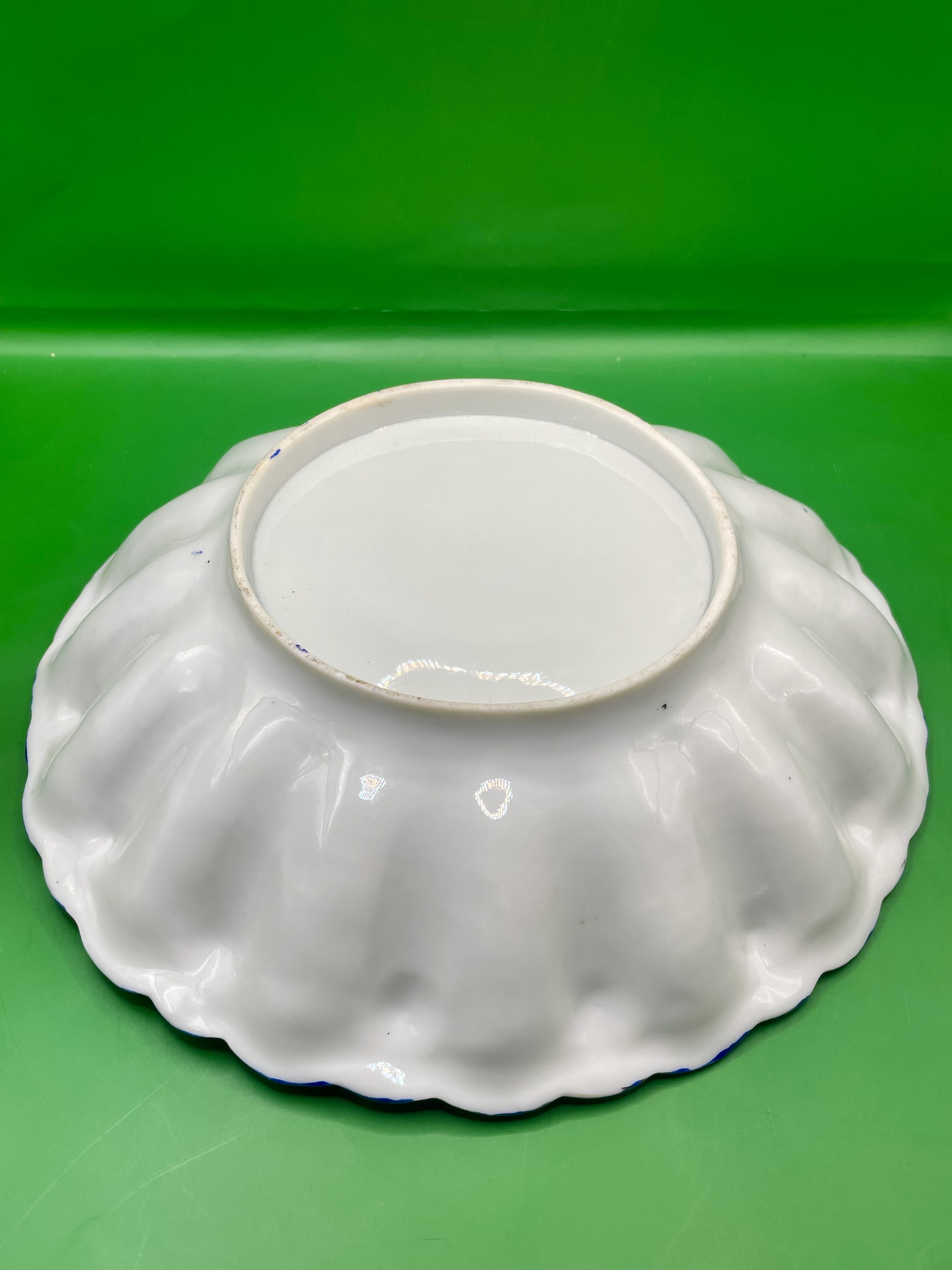 Large 19th century frilled or shell like bowl nicely made and hand painted. - Image 5 of 7