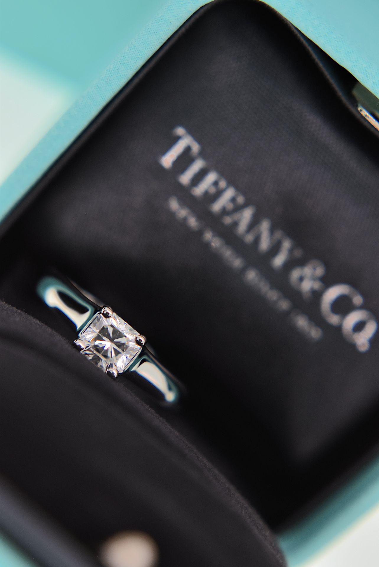BEAUTIFUL DIAMOND TIFFANY & CO. "LUCIDA" VVS PLATINUM SOLITAIRE (BOX & DIAMOND CERT £9,995.00) - Image 7 of 18
