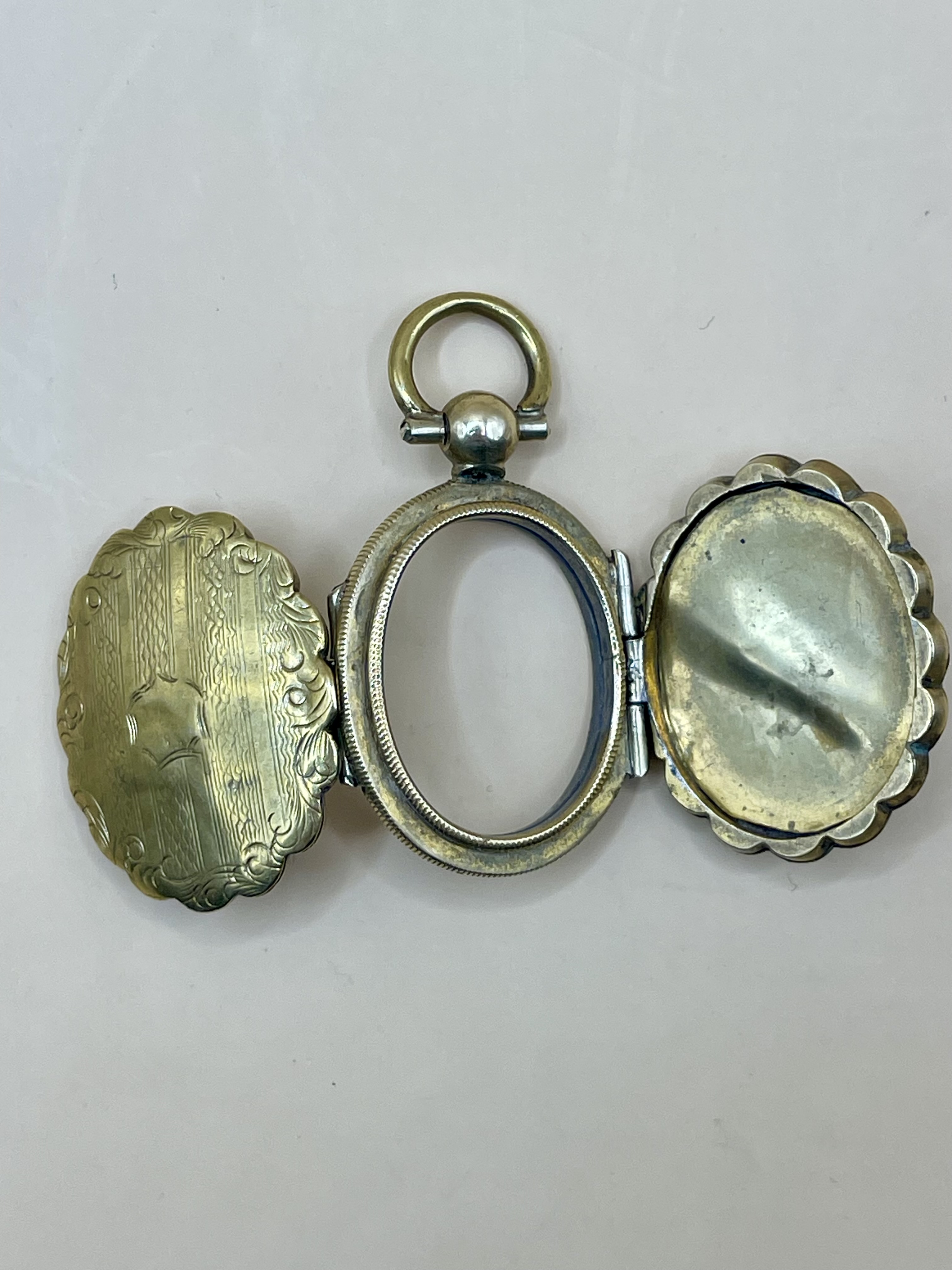 A Victorian gold coloured locket which opens on both sides very well made please see photos for bett - Image 3 of 3