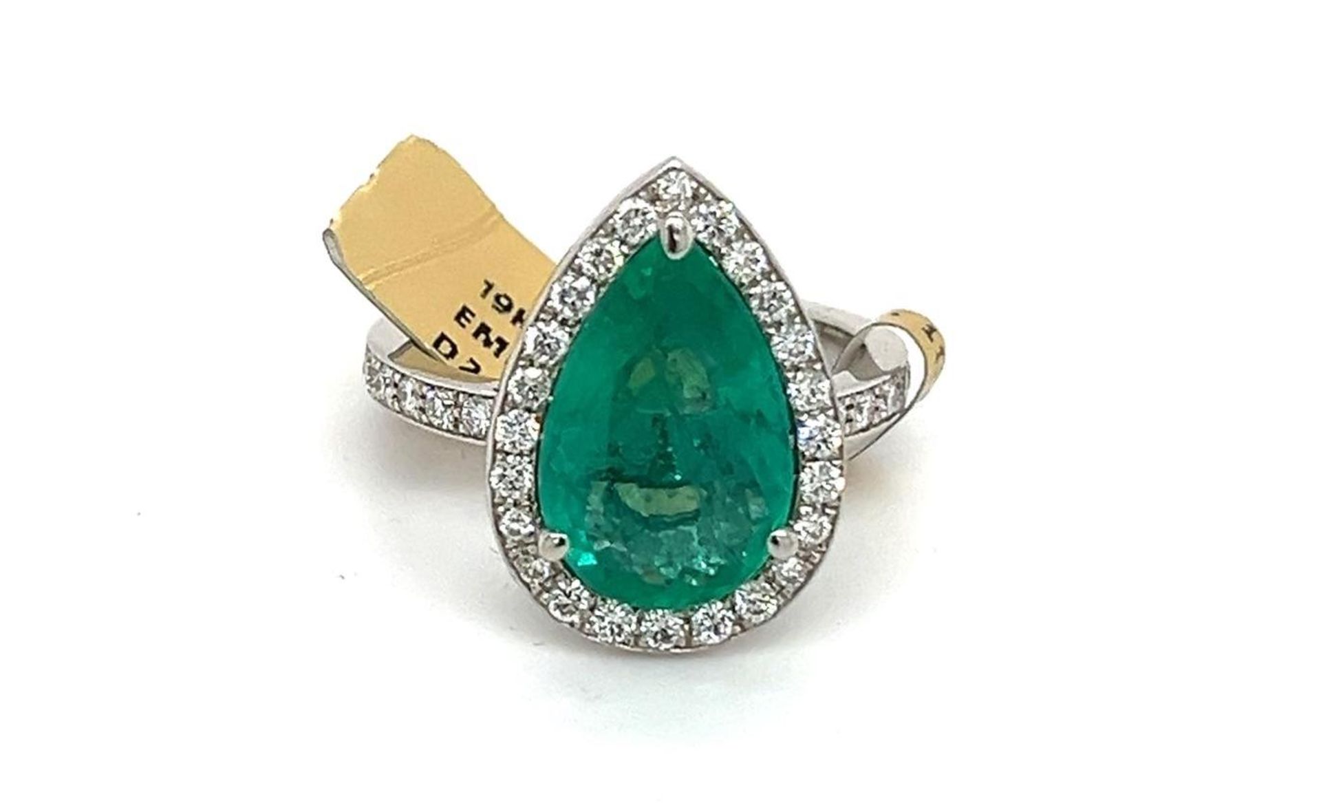 *** 4.61CT EMERALD & DIAMOND RING set in 18CT GOLD (8.00g)