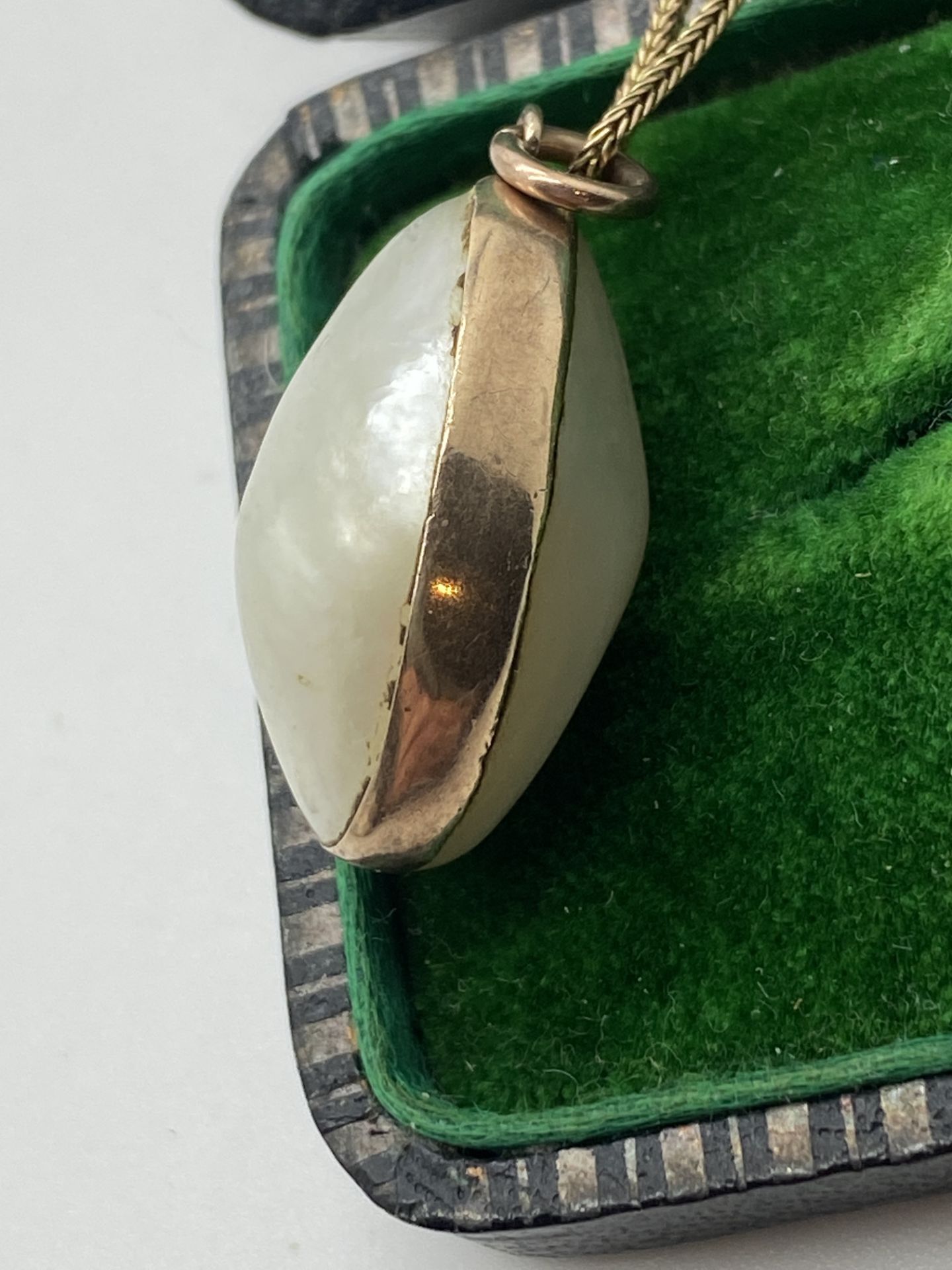 VINTAGE MOTHER OF PEARL PENDANT IN YELLOW METAL TESTED AS GOLD  - Image 3 of 5