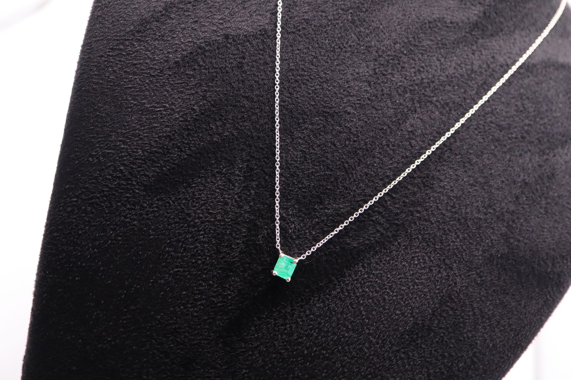 0.80CT EMERALD PENDANT / 18K WHITE GOLD SETTING & CHAIN - Image 2 of 4