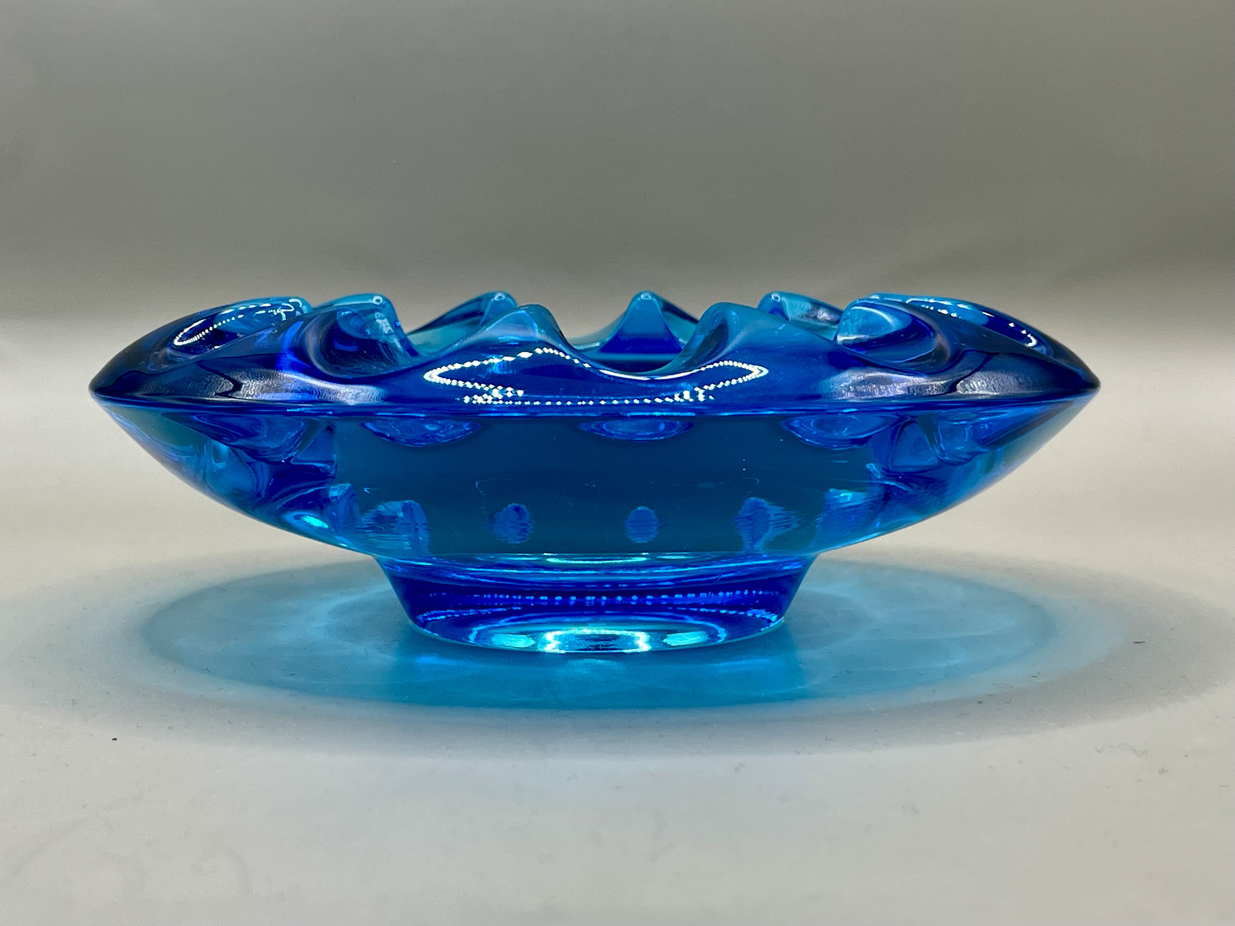 Lovely vintage heavy blue glass ashtray - UFO Shape / Design - Image 5 of 7