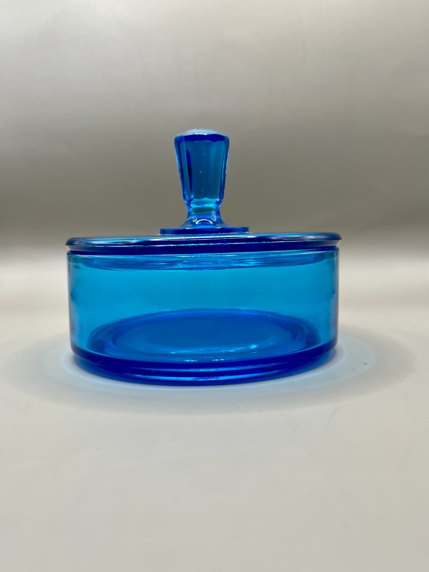 Vintage Martinsville Peacock Blue Glass Powder Box - Image 4 of 5