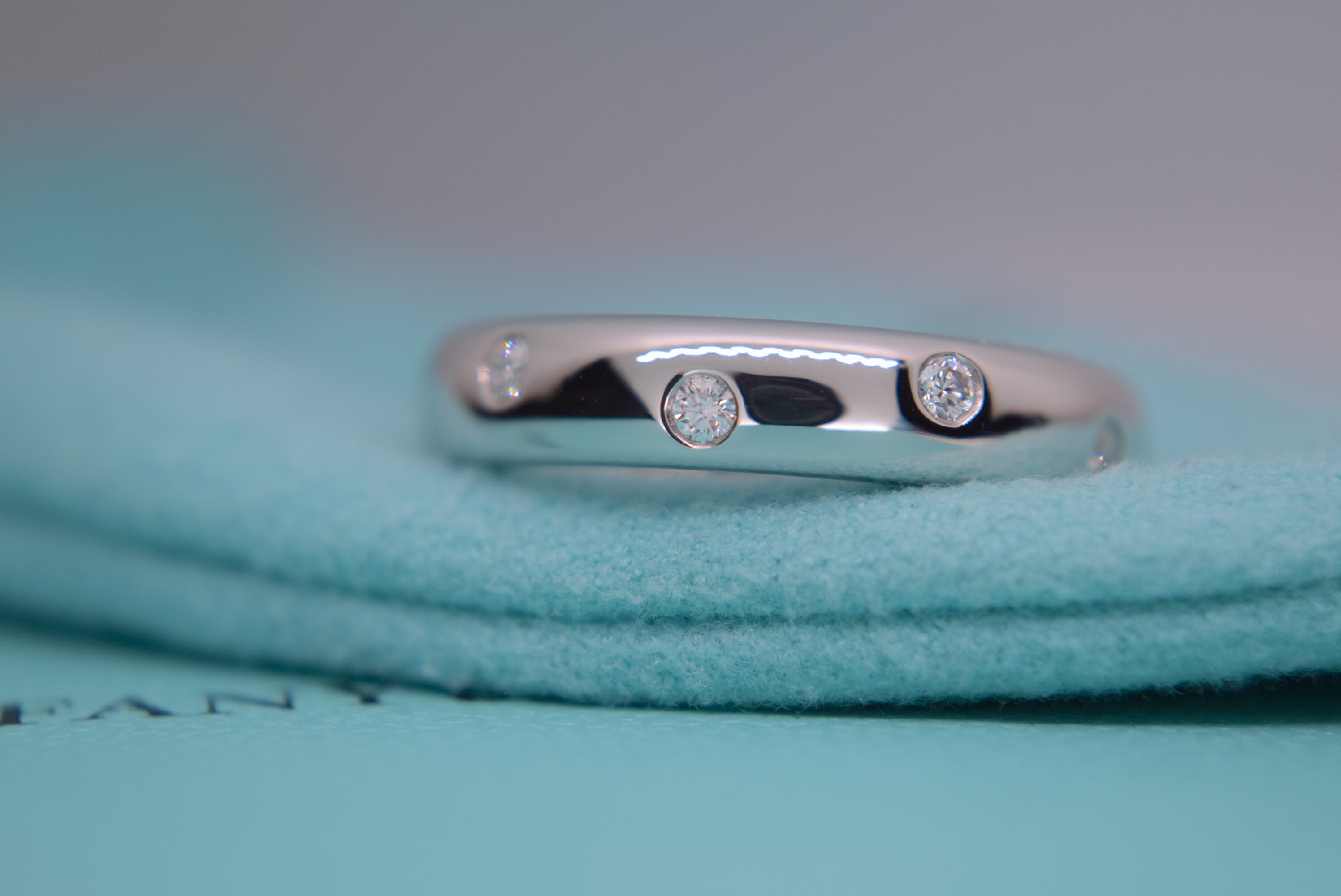 VVS TIFFANY & CO. PLATINUM "ETOILE" DIAMOND BAND RING (BOXED & DIAMOND CERT £3,995.00) - Image 3 of 10