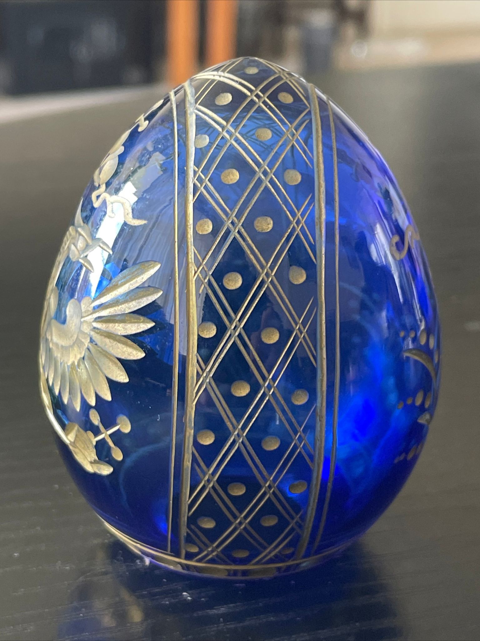 FABERGE STYLE RUSSIAN BLUE GLASS EGG IN EXCELLENT CONDITION - Image 4 of 4