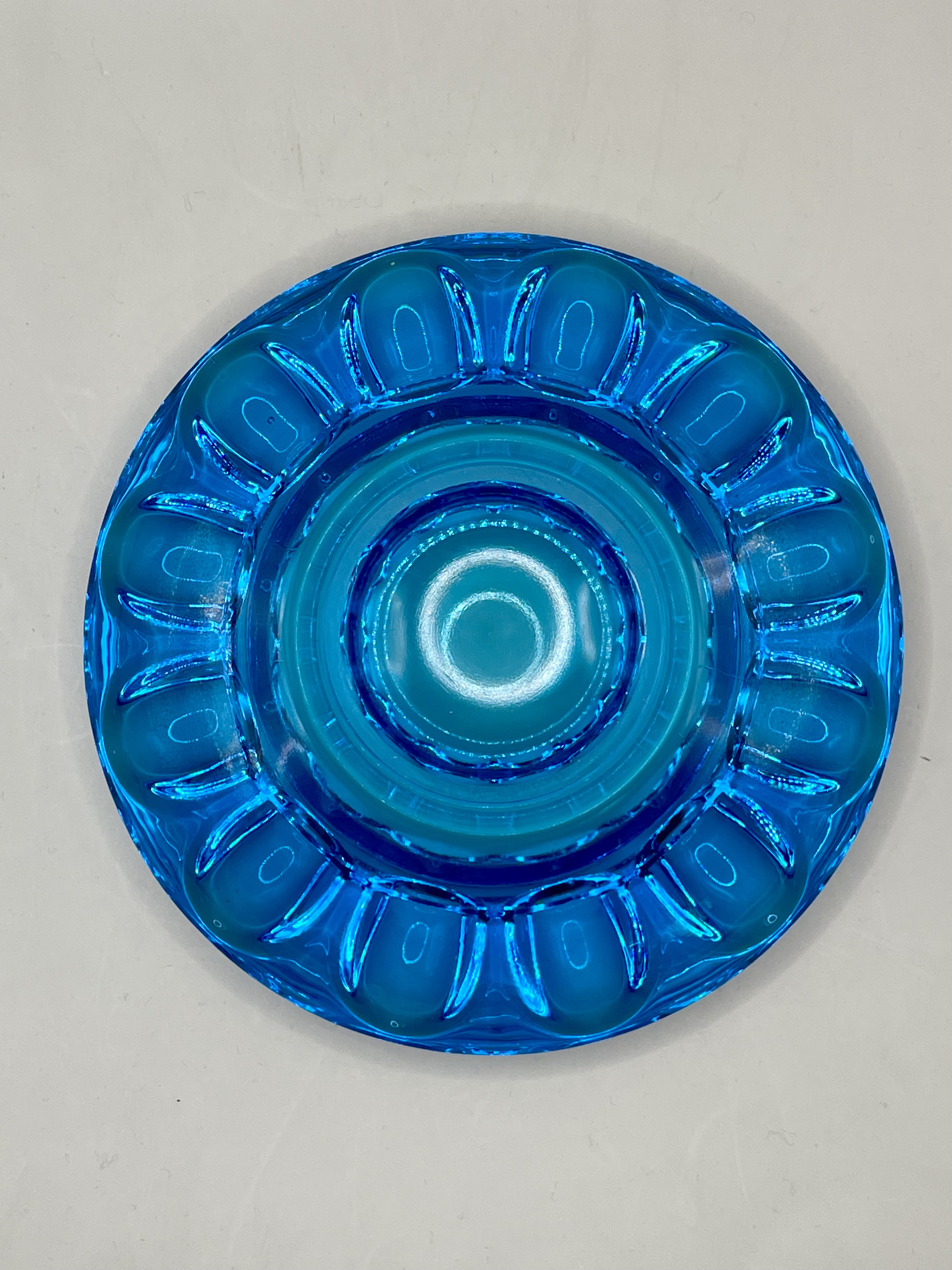 Lovely vintage heavy blue glass ashtray - UFO Shape / Design - Image 6 of 7
