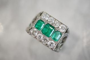 EMERALD & DIAMOND RING - PLATINUM SETTING (6.9g total)