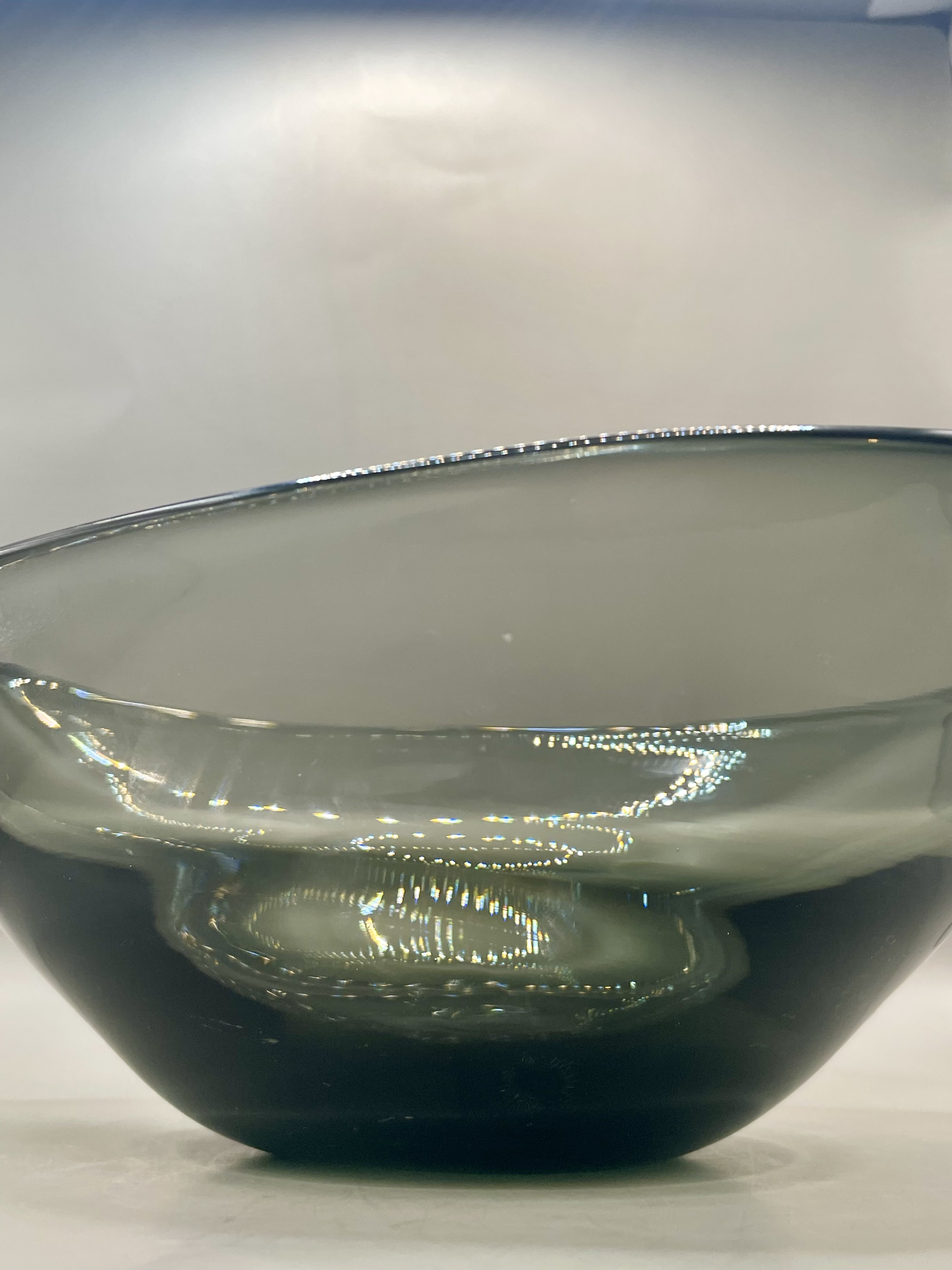 Lovely large Smokey black Murano/ Whitefriars Glass Bowl Centrepiece smooth design. - Bild 8 aus 10