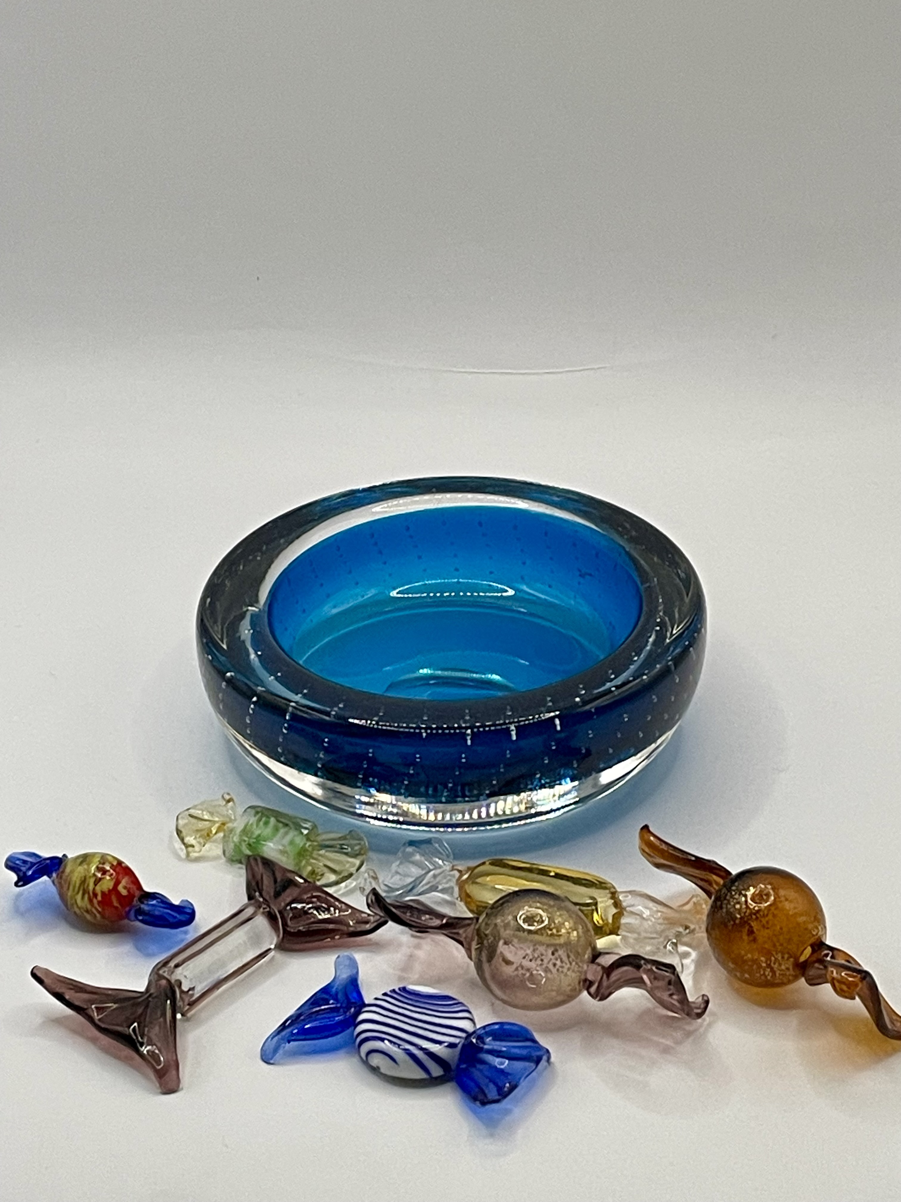 MURANO 1950's MID CENTURY CONTROLLED BUBBLE BLOWN ASHTRAY POT WITH MURANO GLASS SWEETS - Image 3 of 13