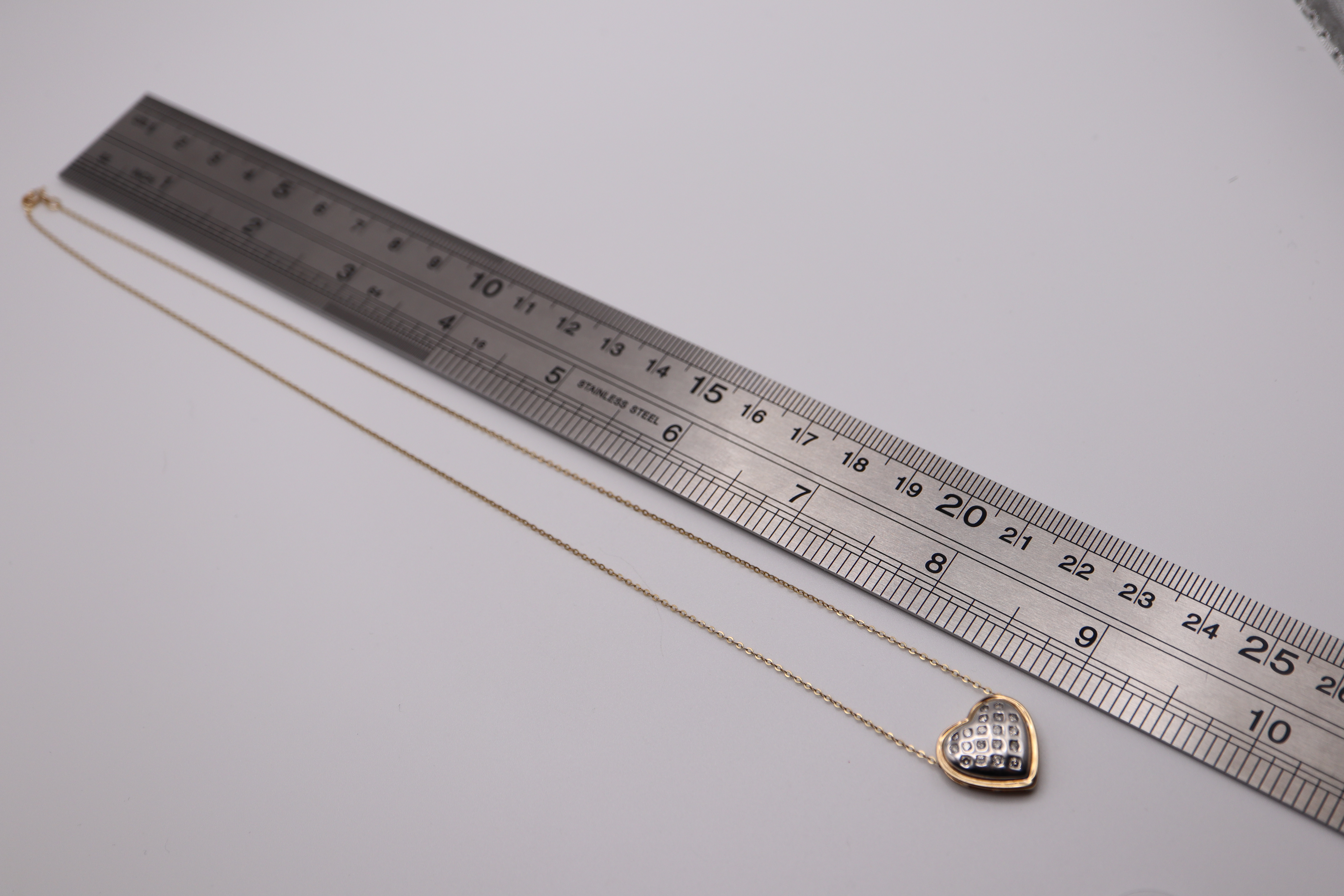 0.50CT DIAMOND 'HEART SHAPE' PENDANT in 9K '375' GOLD SETTING & CHAIN - Image 5 of 5