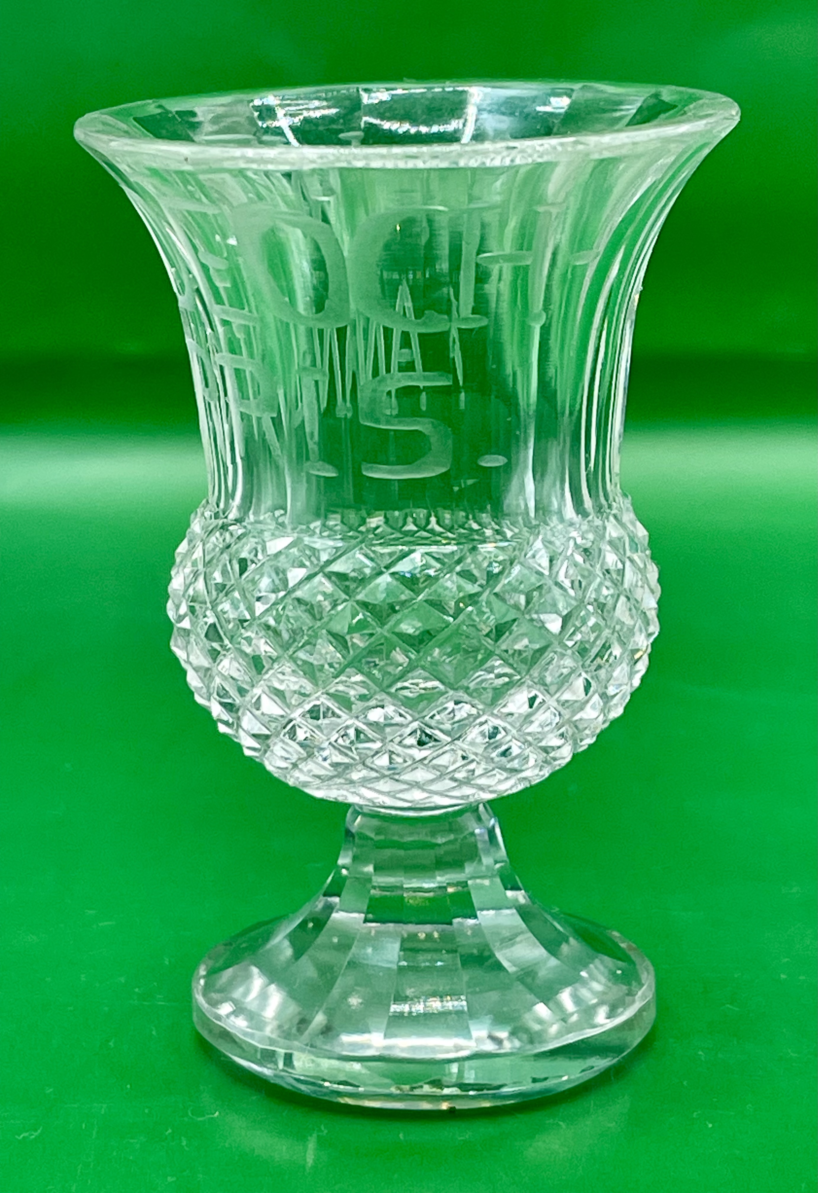 Scottish WW1  crystal cut thistle vase with motto “A WEE DEOCH AN DORRIS” - Image 5 of 7