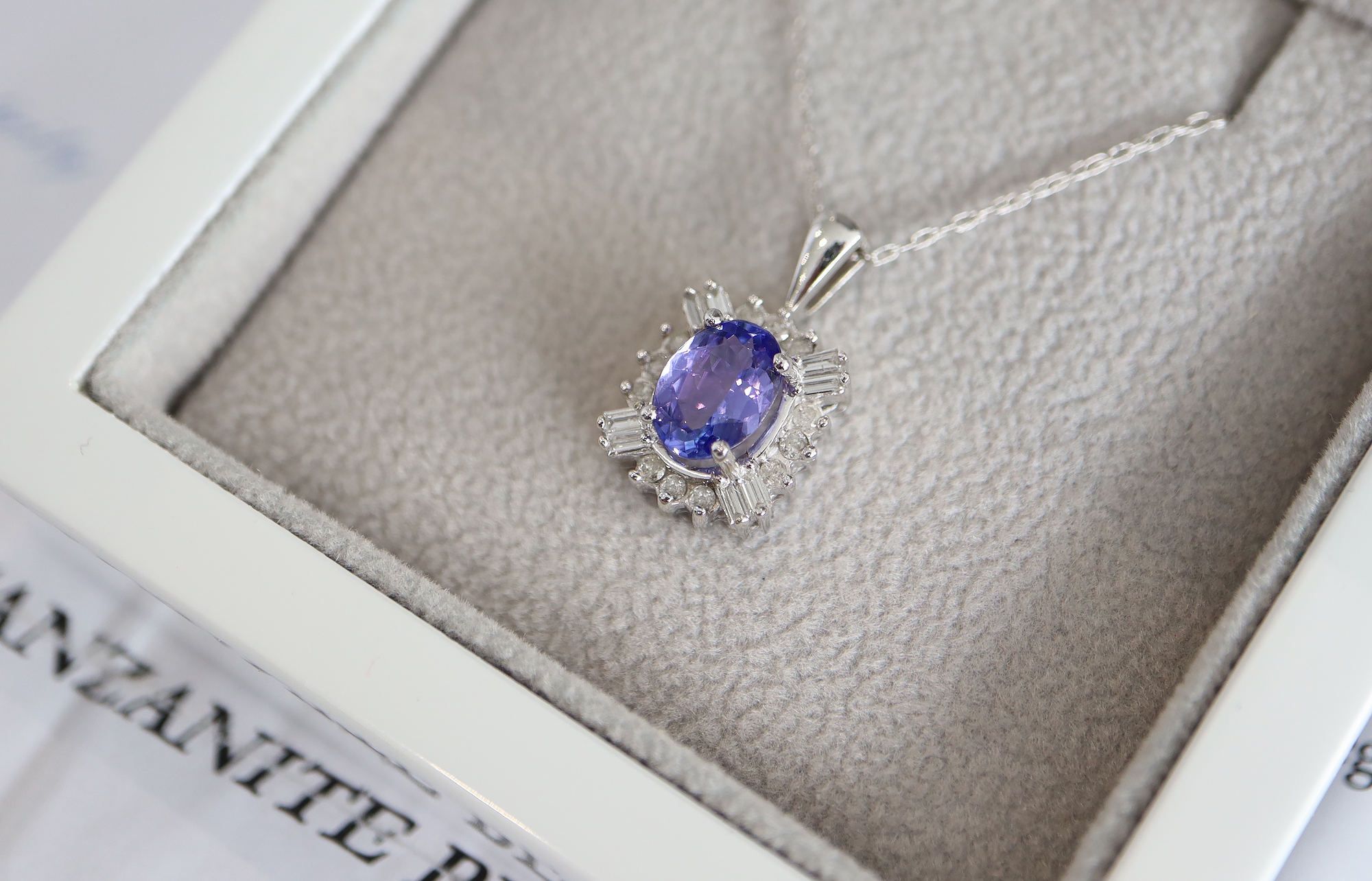 CERTIFIED 1.45CT. 'STUNNING' TANZANITE & DIAMOND - 14ct WHITE GOLD PENDANT & CHAIN - Bild 5 aus 8