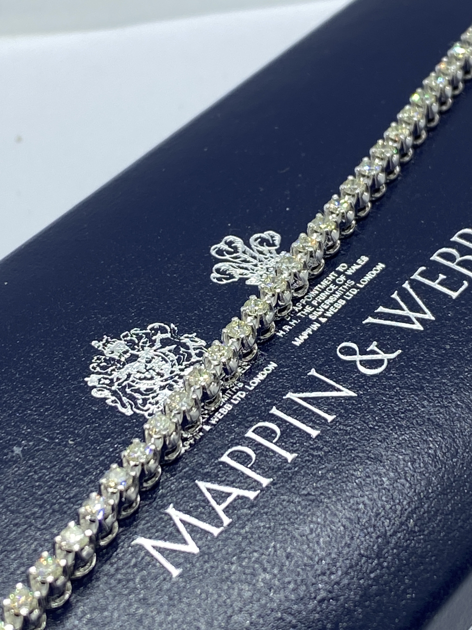 STUNNING 4.00ct DIAMOND TENNIS BRACELET SET IN WHITE GOLD - F/G/H SI1 APPROX - Image 5 of 5