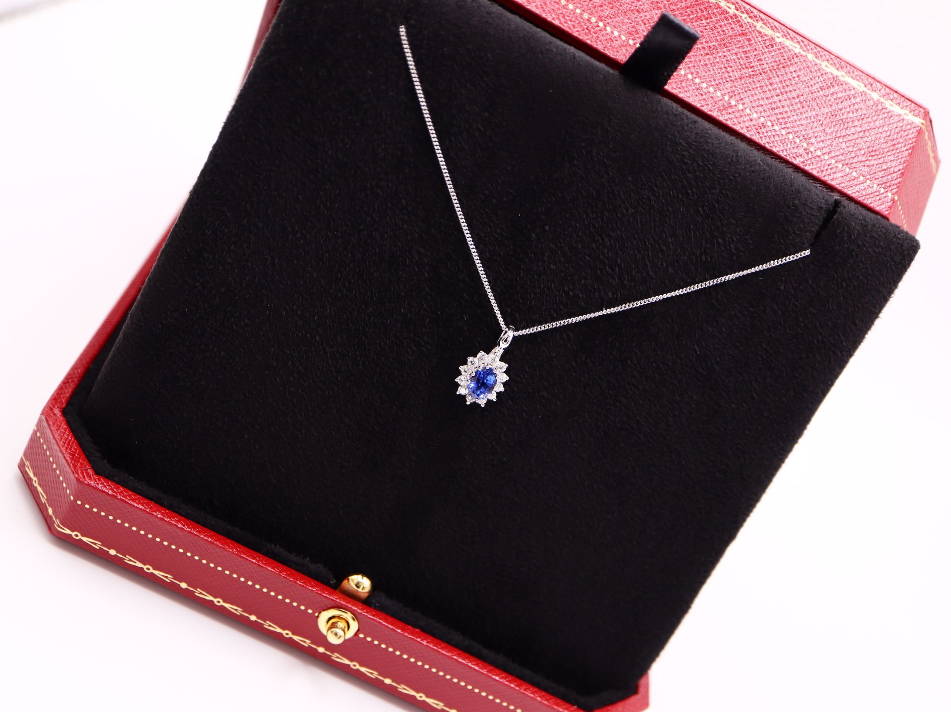 18CT WHITE GOLD - 'VELVET BLUE' SAPPHIRE & DIAMOND 'HALO' PENDANT - Image 6 of 9