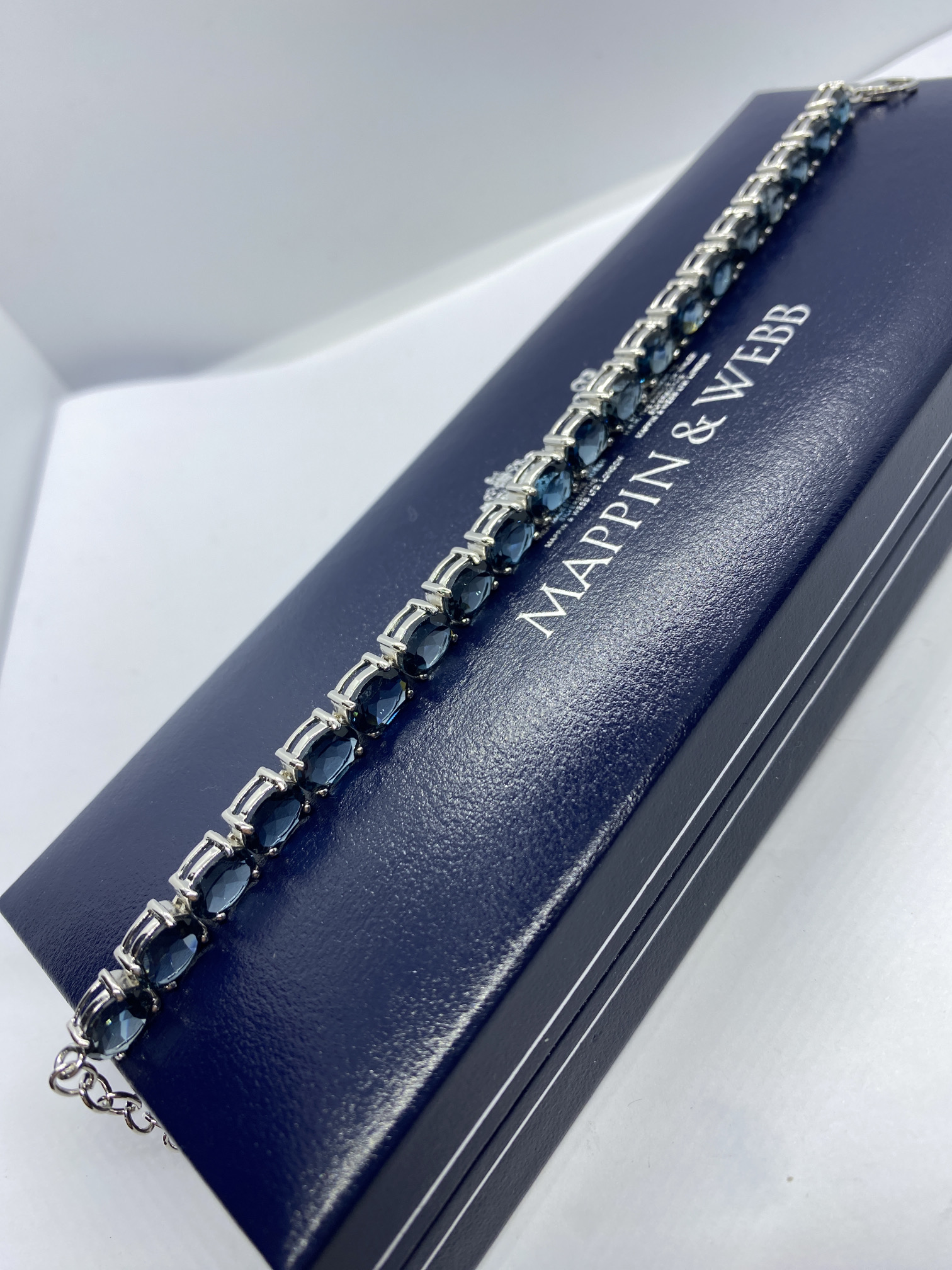 STUNNING APPROX. 10.00ct BLUE TOPAZ TENNIS BRACELET APPROX. 7'