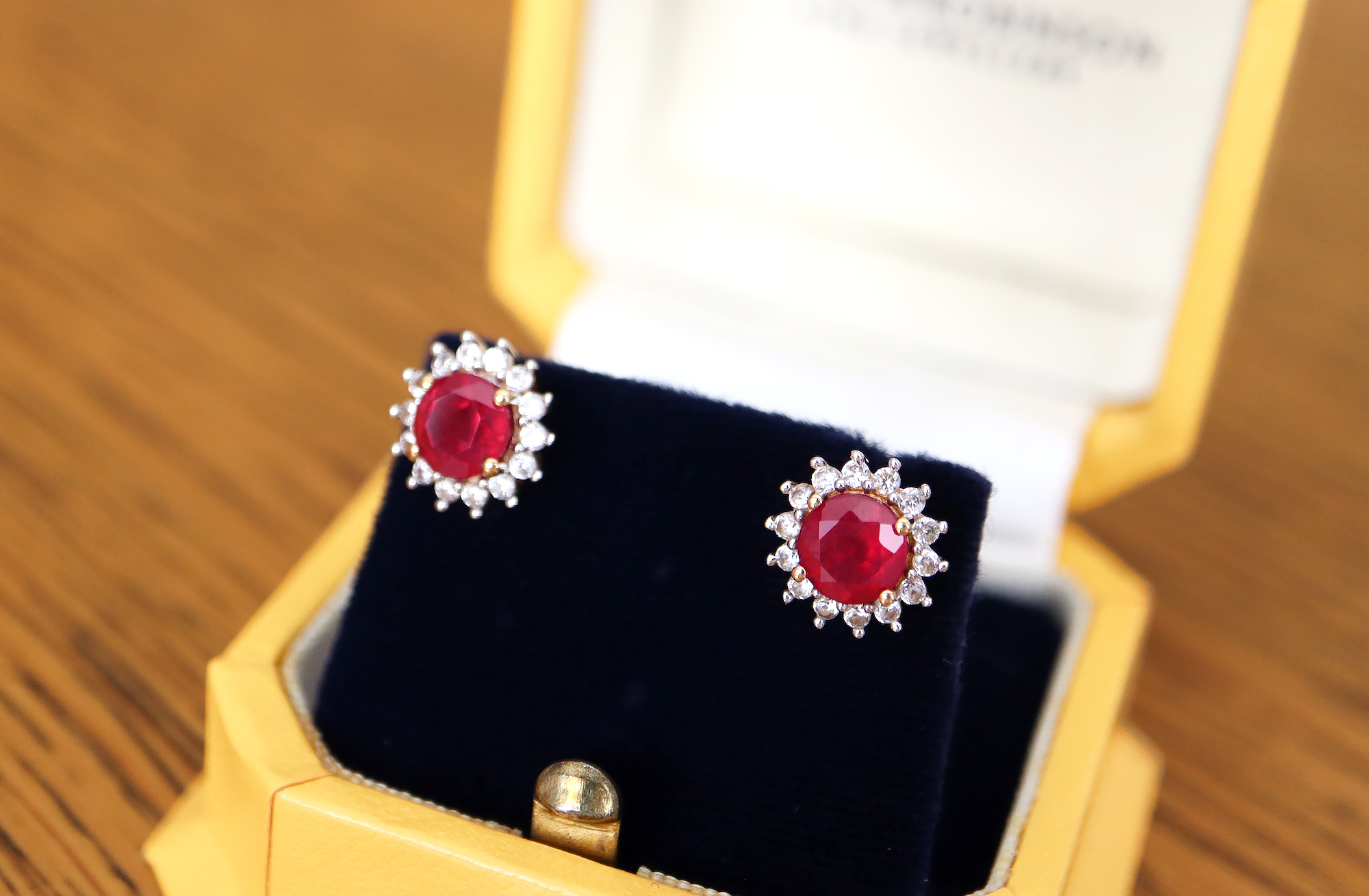 2.52CT RUBY & DIAMOND SET EAR STUDS IN YELLOW GOLD (ROUND BRILLIANT CUTS) - Image 5 of 5