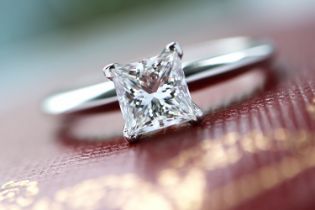 PLATINUM '950' DIAMOND SOLITAIRE RING (0.75CT PRINCESS CUT *VS1 / G*)