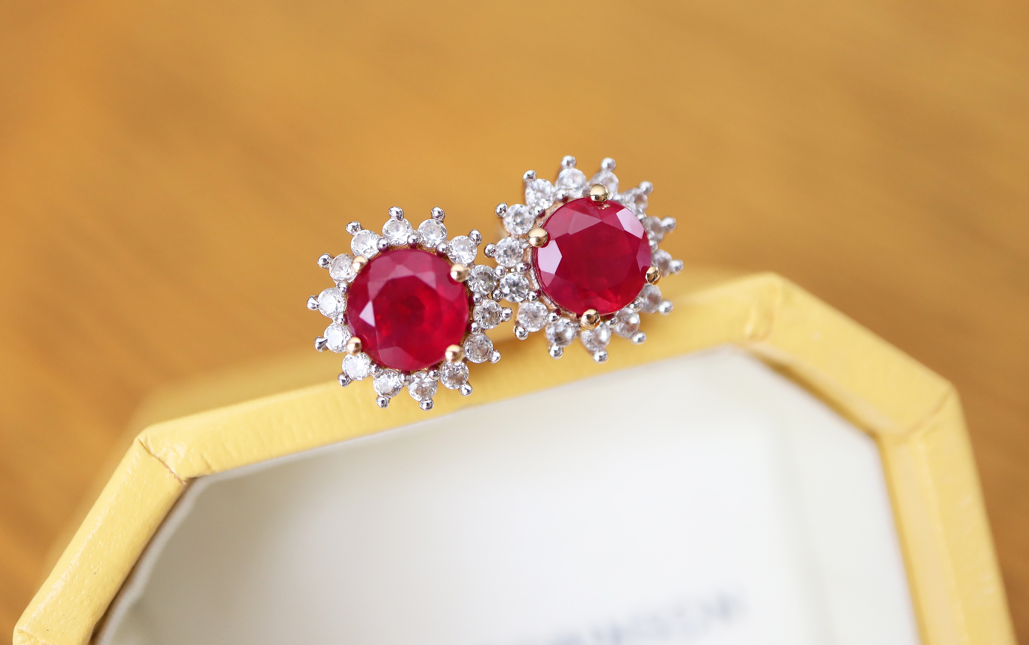 2.52CT RUBY & DIAMOND SET EAR STUDS IN YELLOW GOLD (ROUND BRILLIANT CUTS) - Image 2 of 5