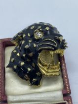 CARTIER STYLE BLACK PANTHER BROOCH IN YELLOW METAL APPROX. 50mm X 40mm