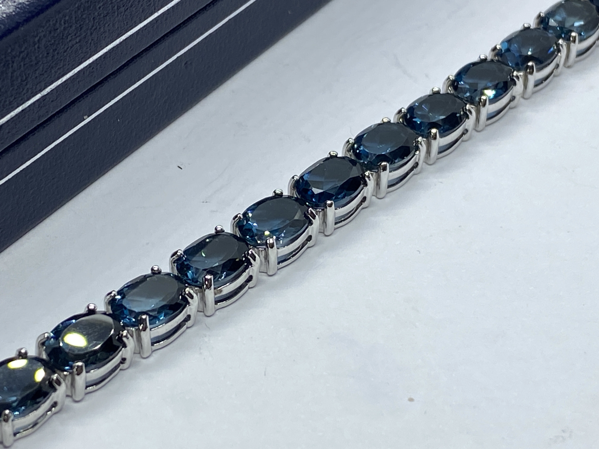 STUNNING APPROX. 10.00ct BLUE TOPAZ TENNIS BRACELET APPROX. 7' - Image 4 of 4