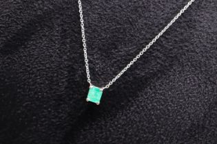 0.80CT EMERALD PENDANT / 18K WHITE GOLD SETTING & CHAIN