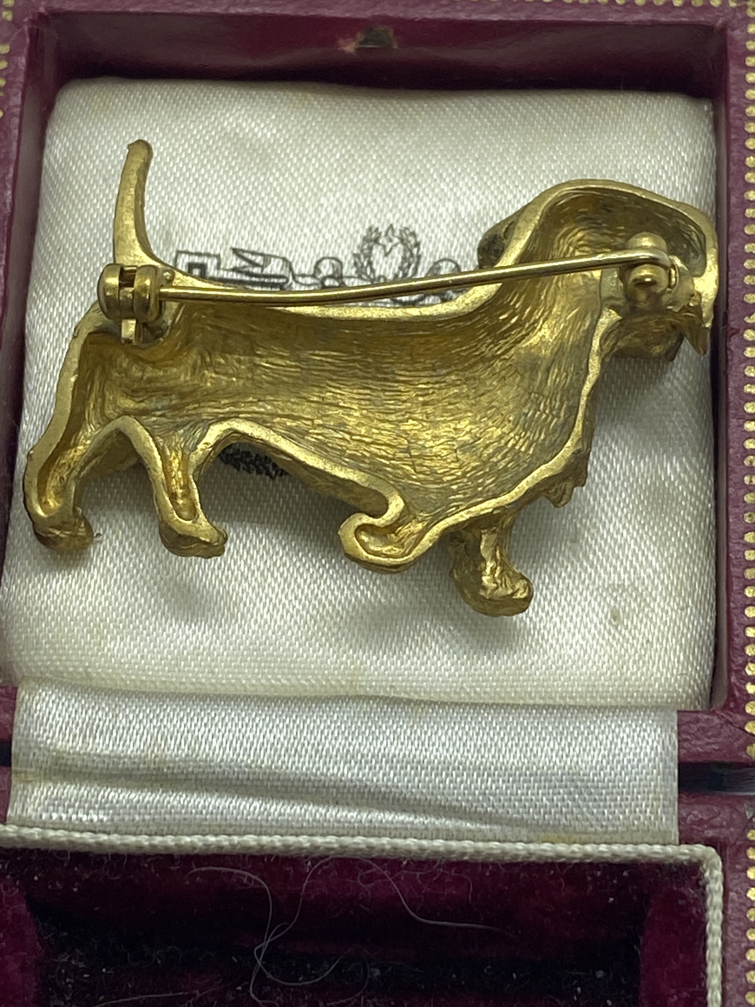 CUTE DACHSHUND DOG BROOCH CAST IN YELLOW METAL - Image 2 of 2