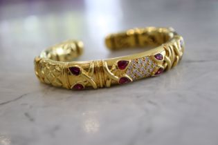 18CT YELLOW GOLD - DIAMOND & RUBY BANGLE / BRACELET (67g)