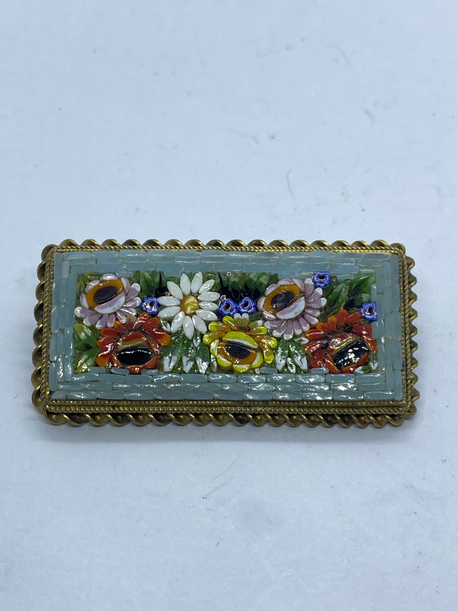 PRETTY VINTAGE MICRO MOSAIC FLORAL BROOCH SET IN YELLOW METAL