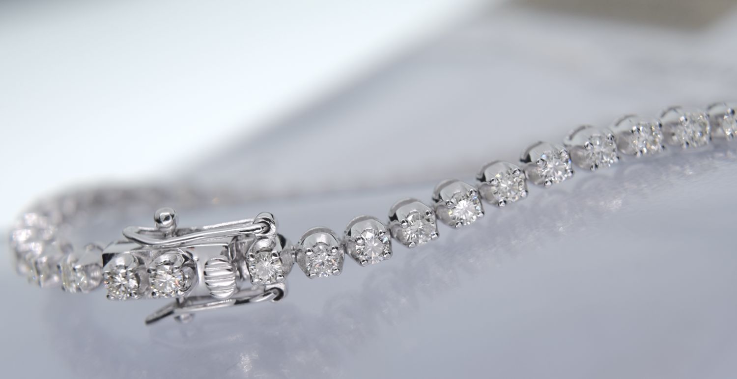 STUNNING 4.28ct White Gold Diamond Tennis Bracelet (*VS - F/G* Clarity & Colour) - Certificate & Box - Image 3 of 12