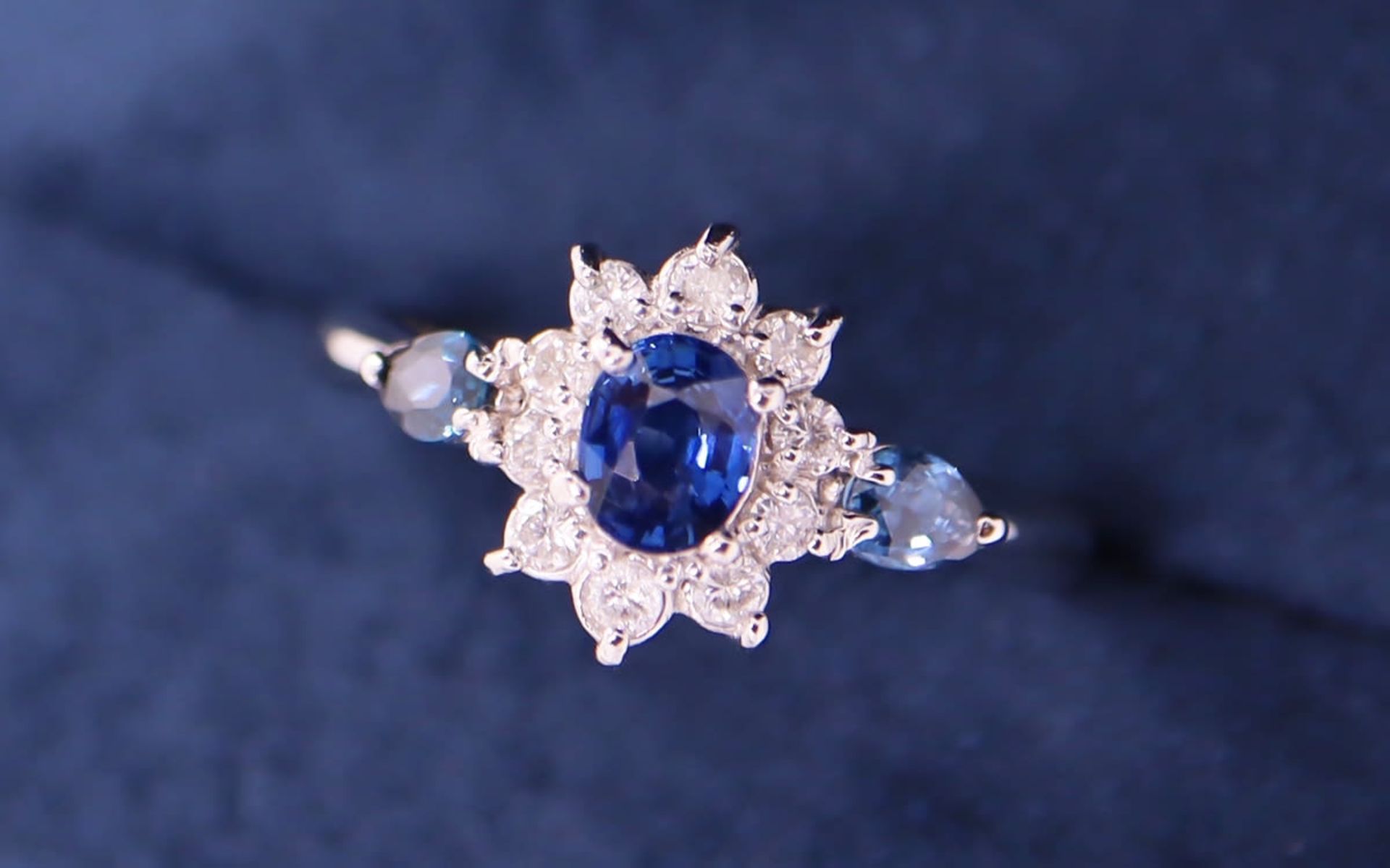 STUNNING 'VIVID BLUE' SAPPHIRE & DIAMOND RING set in PLATINUM '900 PT.' - Image 4 of 4