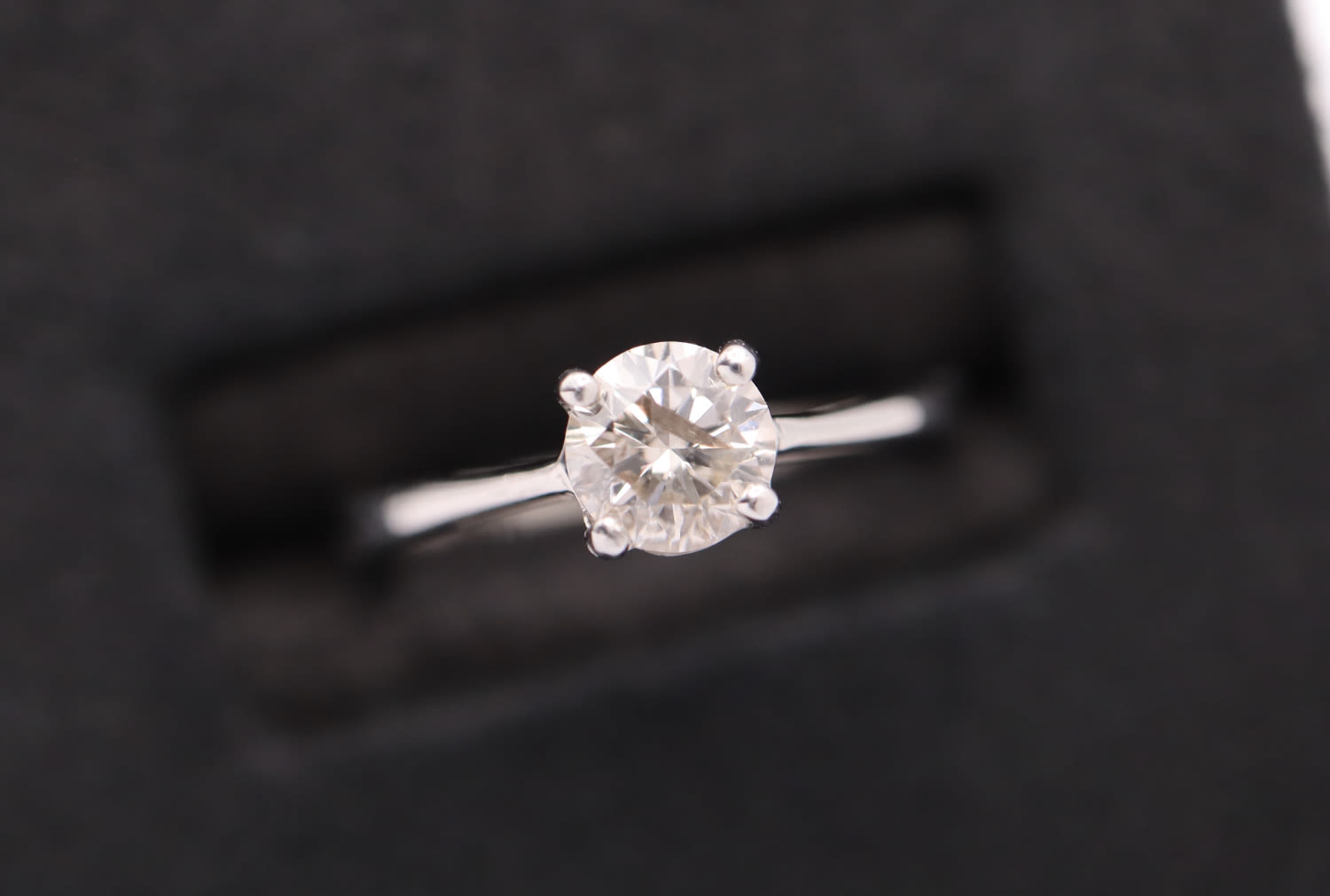 PLATINUM & DIAMOND (0.30CT) RING - UK SIZE: J 1/2 - Image 2 of 4