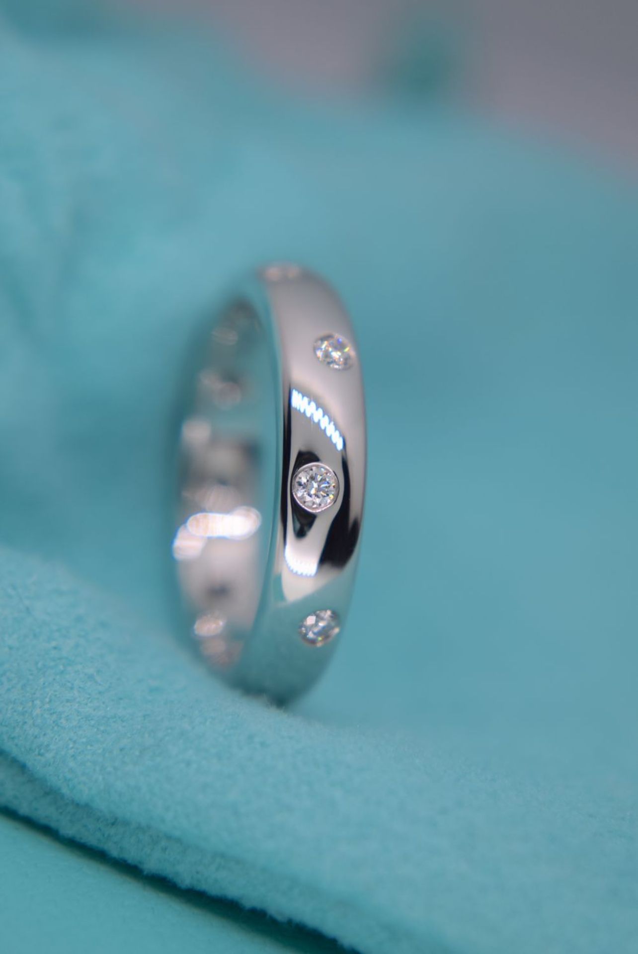 VVS TIFFANY & CO. PLATINUM "ETOILE" DIAMOND BAND RING (BOXED & DIAMOND CERT £3,995.00) - Image 6 of 9