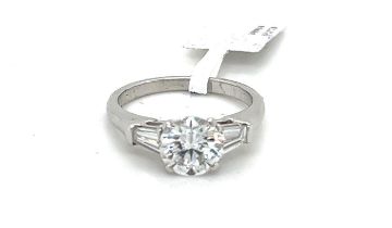 2.87CT DIAMOND TRILOGY RING! Set in 18CT WHITE GOLD (5.29g)