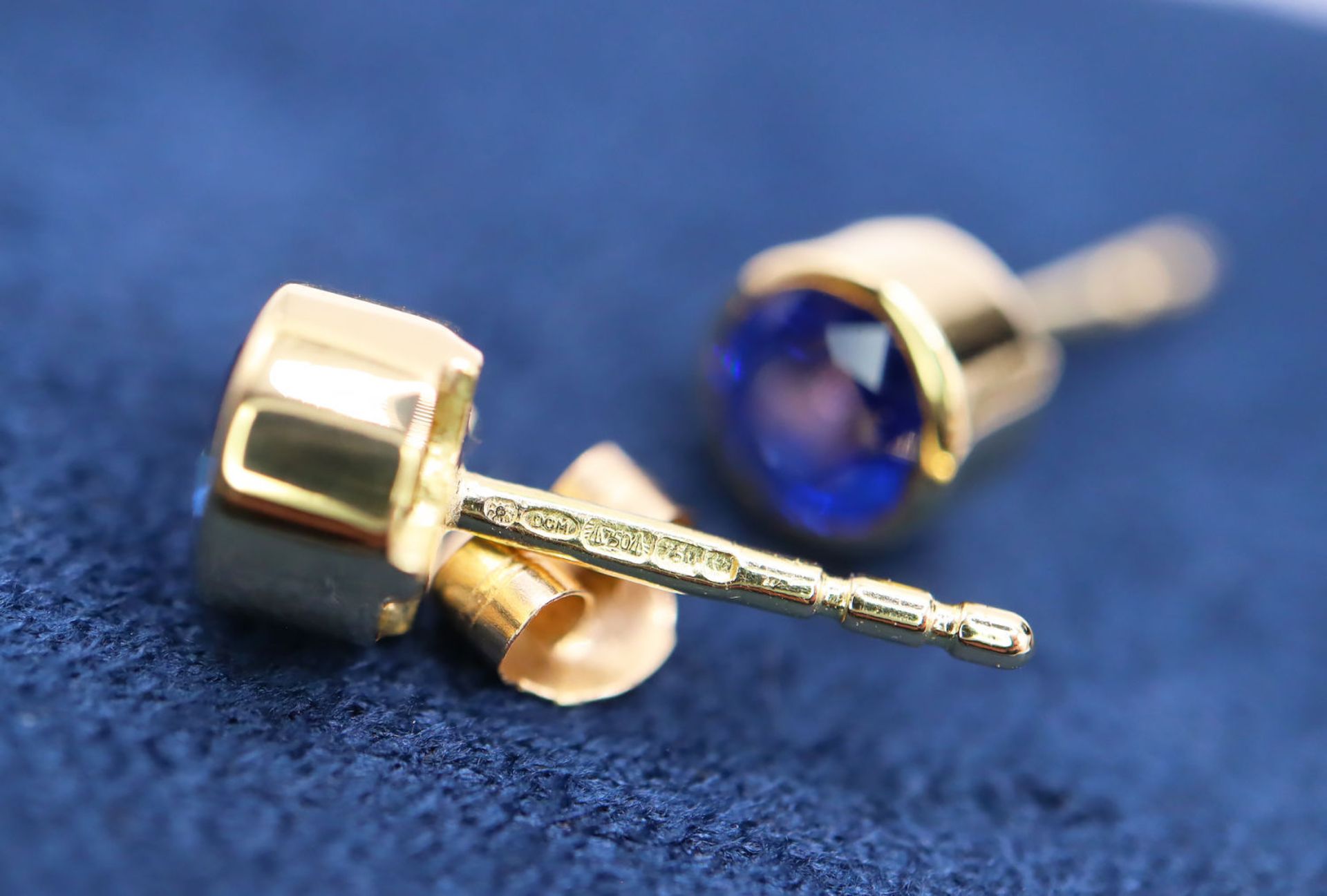 *BEAUTIFUL* 1.30CT BRIGHT BLUE SAPPHIRE STUD EARRINGS SET IN 18K YELLOW GOLD - Image 4 of 4